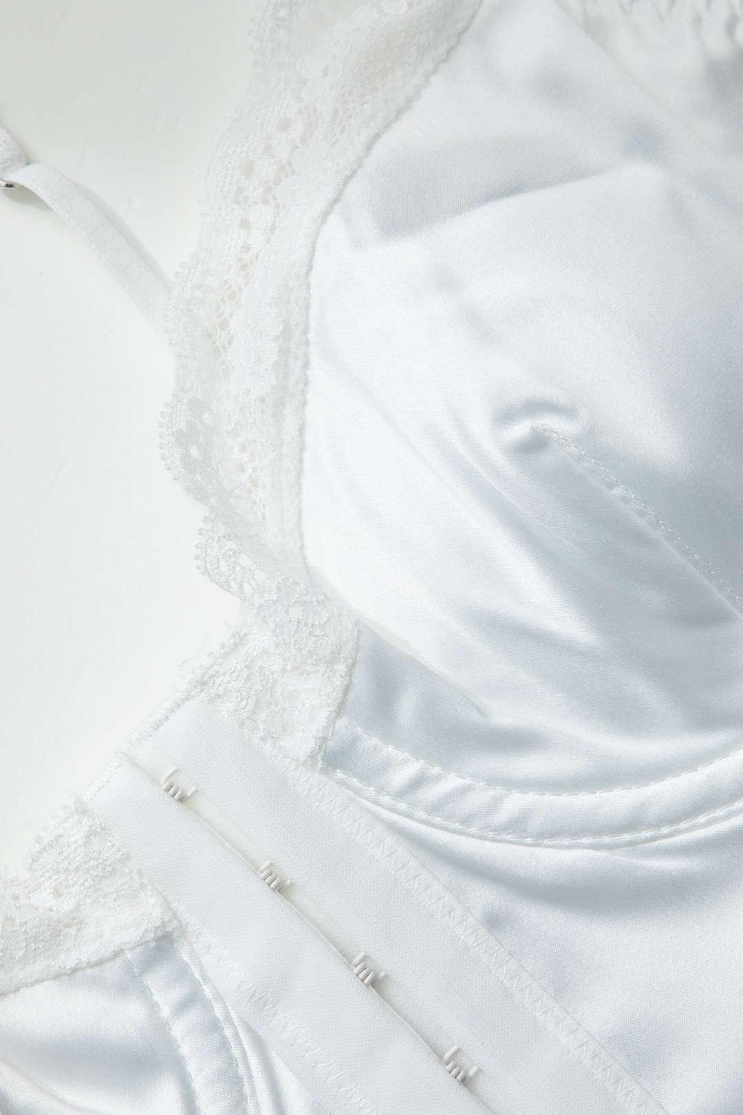 Σετ Εσωρούχων Δύο Τεμαχίων Με Σατέν Δαντέλα Και Λεπτομέρειες Στο Μπούστο