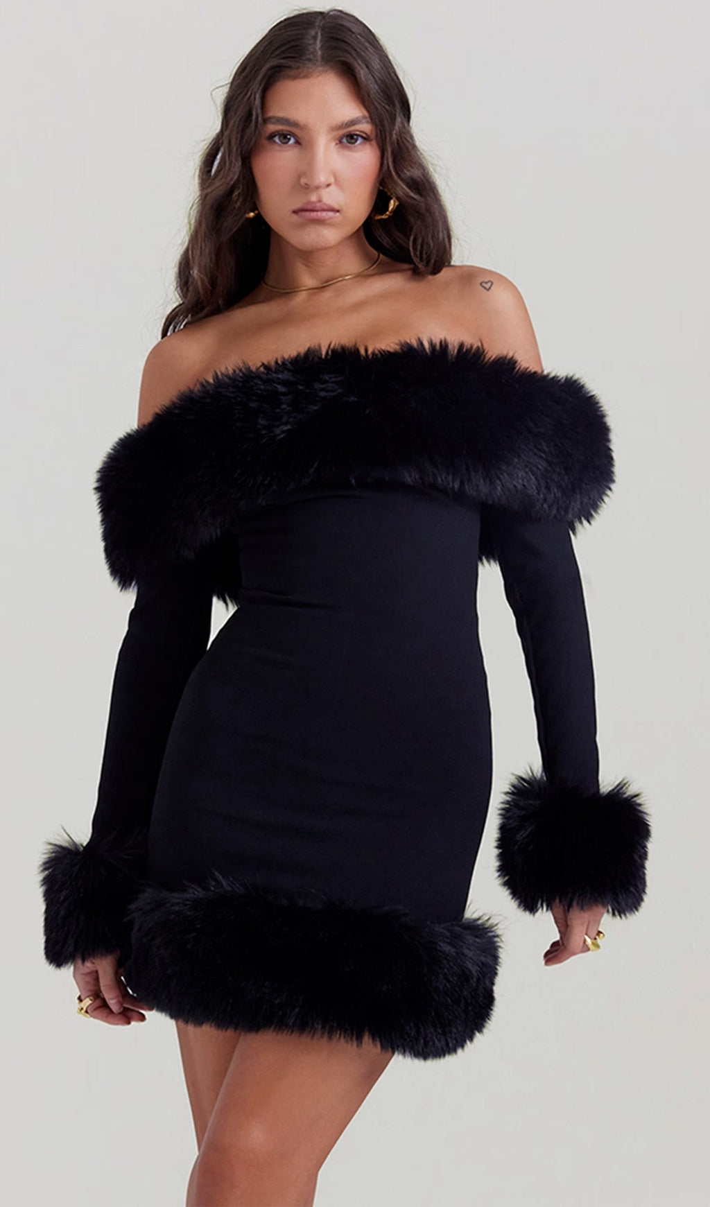 Φόρεμα Με Έξω Τους Ώμους Και Φούστα Madeleine Με Γούνινη Λεπτομέρεια