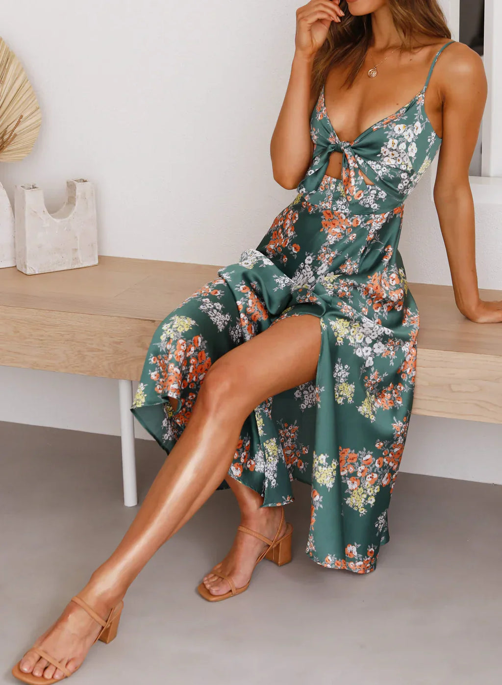 Saten Çiçekli Bölmeli Göğüs Düğmeli Midi Elbise - Riosso