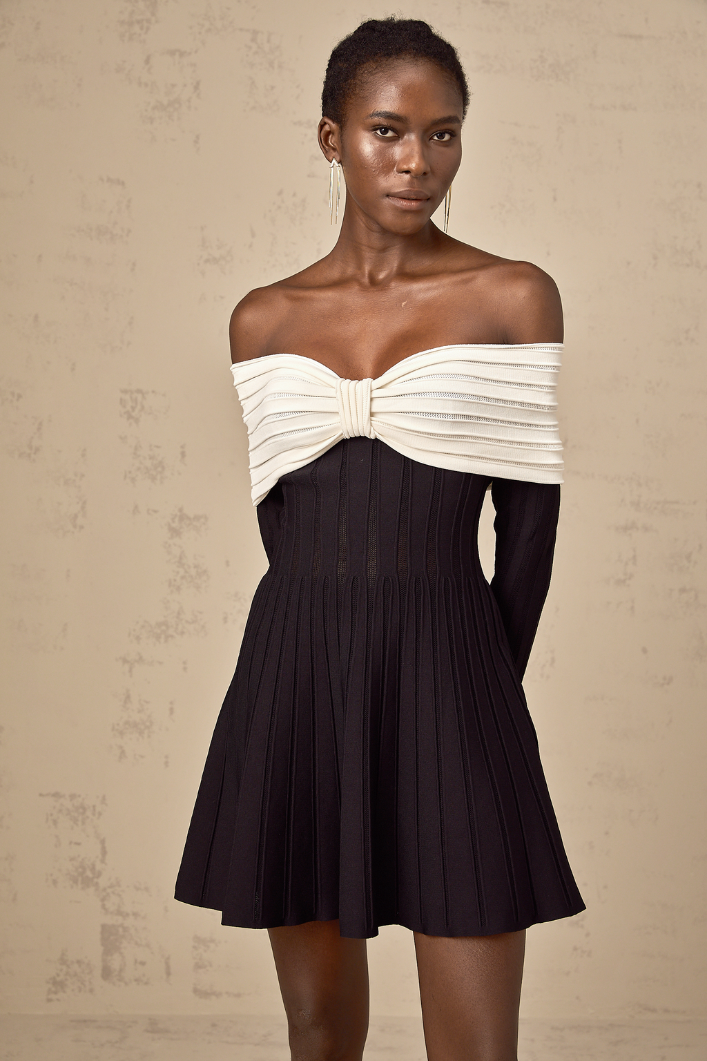 Μαύρο Μίνι Φόρεμα Justine Με Έξω Τους Ώμους Και Πλεκτό Φιόγκο