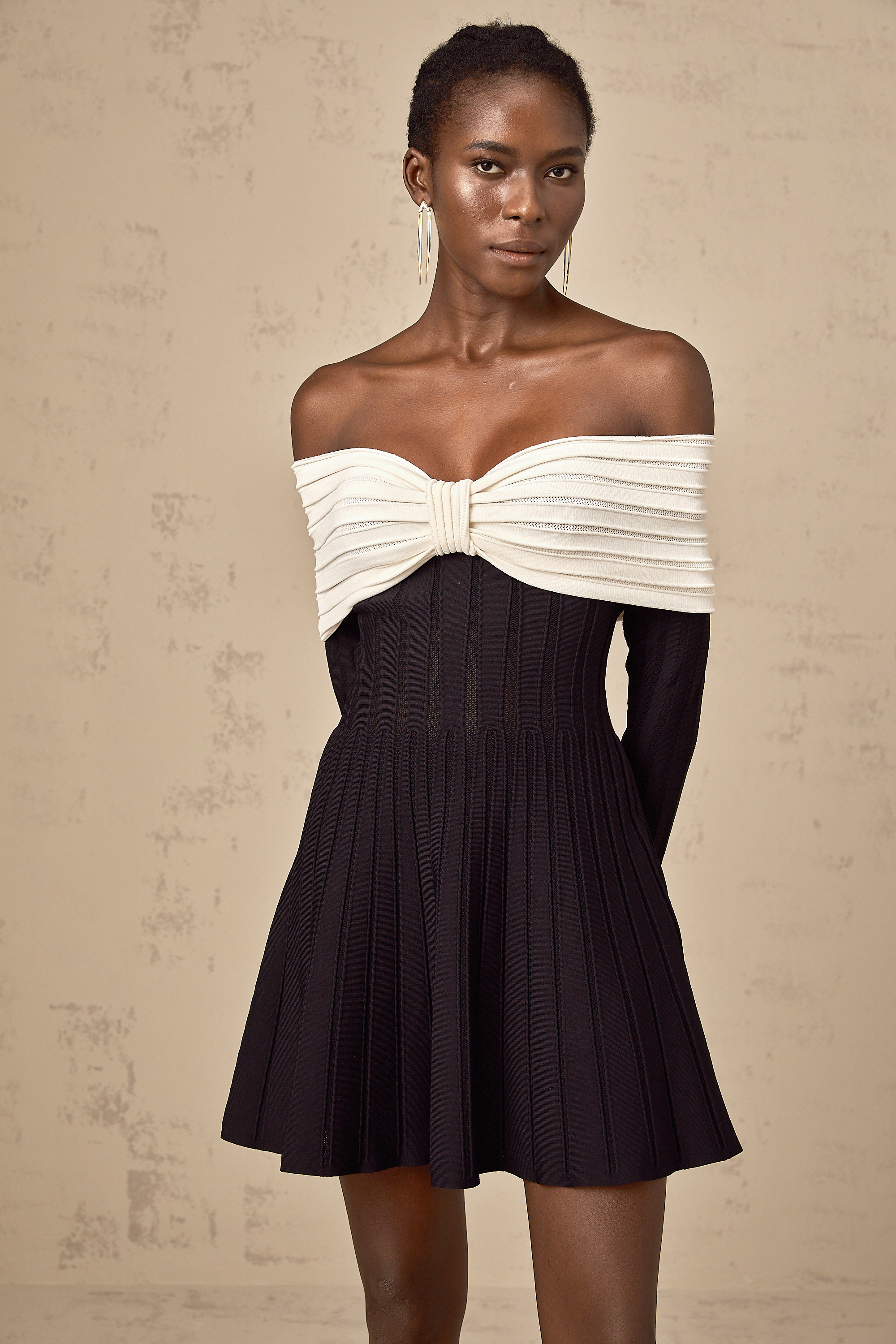 Μαύρο Μίνι Φόρεμα Justine Με Έξω Τους Ώμους Και Πλεκτό Φιόγκο