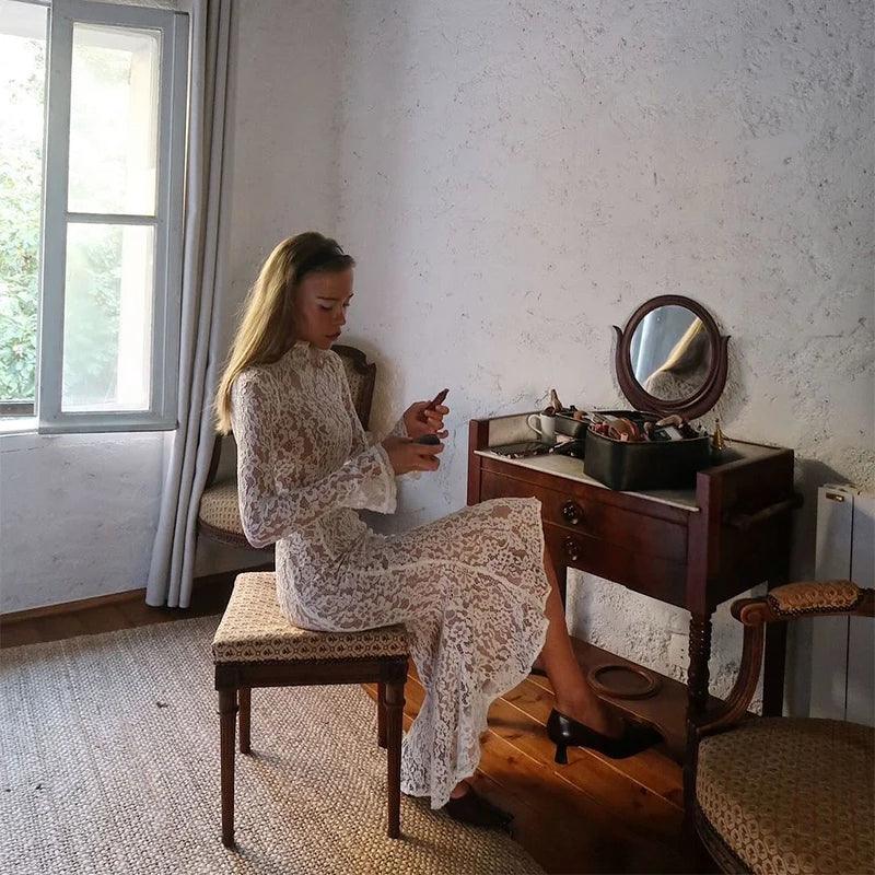 Κομψό Φόρεμα Με Ψηλό Λαιμό Και Δαντέλα