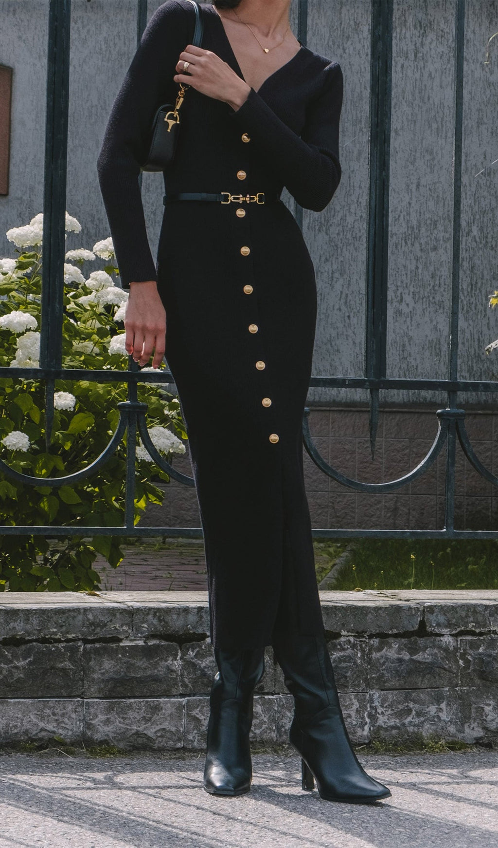 Πλεκτό Φόρεμα Μίντι Με V-Neck - Μαύρο