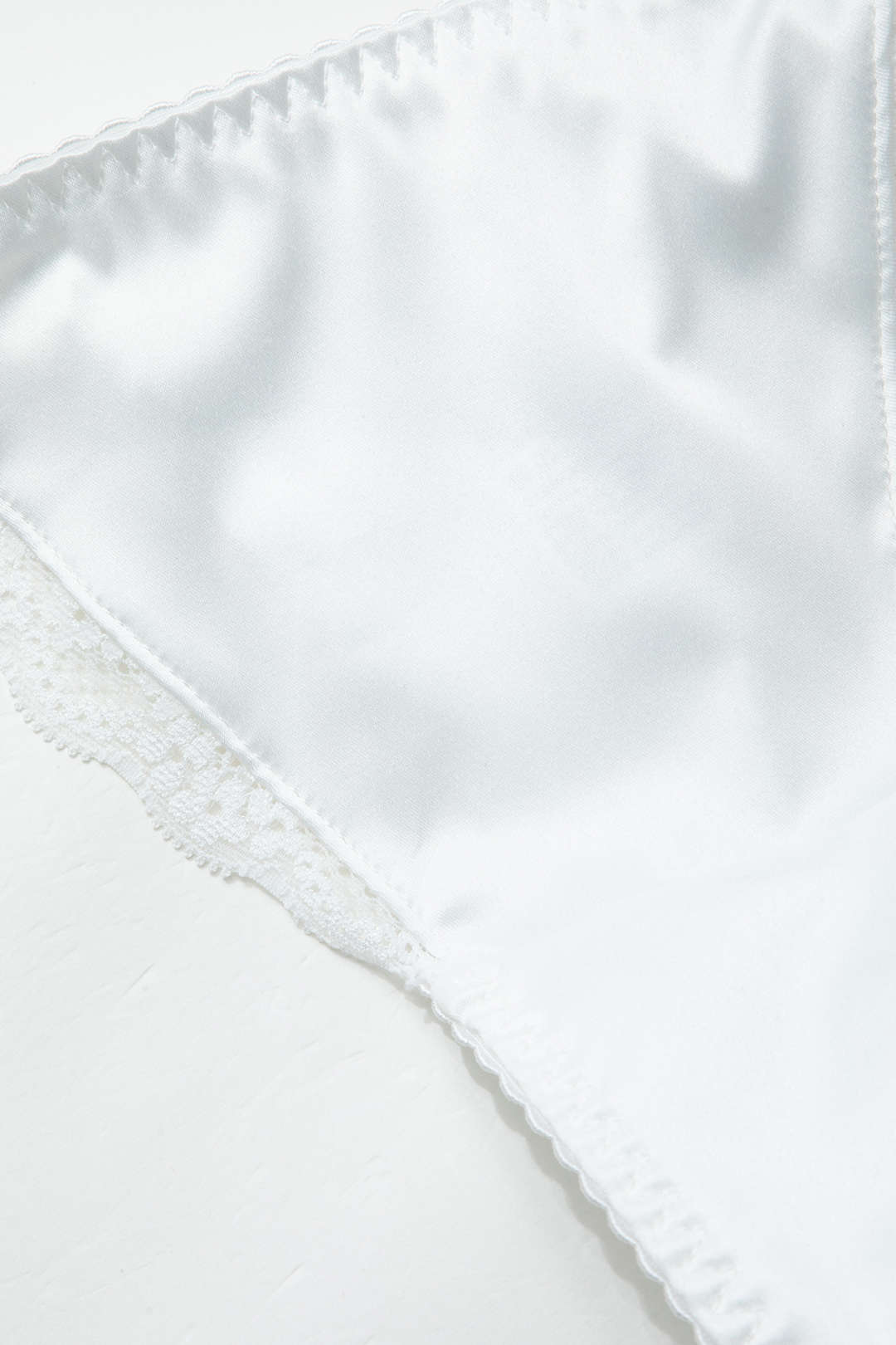 Σετ Εσωρούχων Δύο Τεμαχίων Με Σατέν Δαντέλα Και Λεπτομέρειες Στο Μπούστο