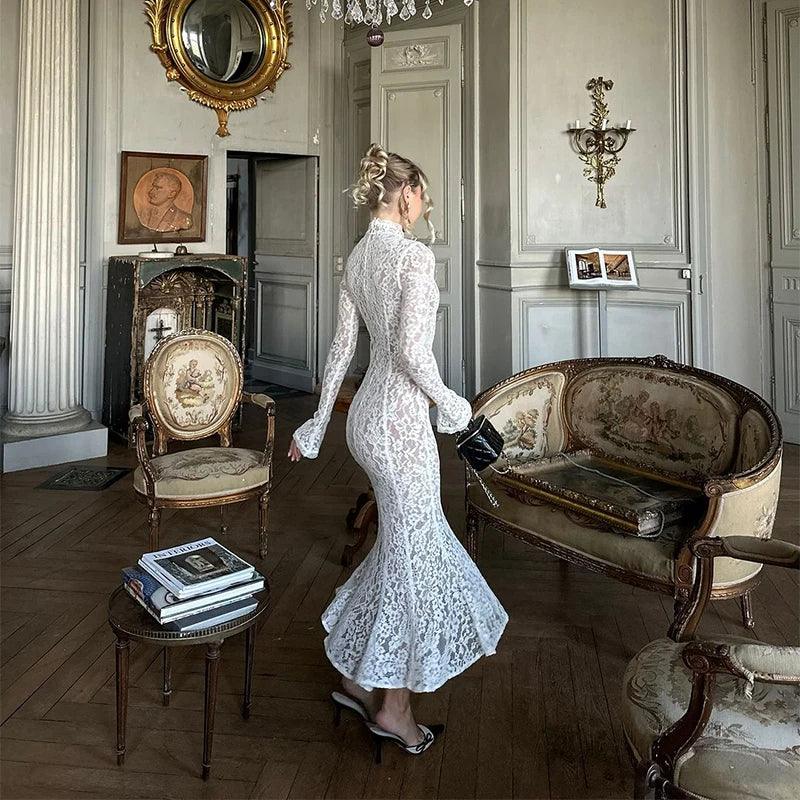 Κομψό Φόρεμα Με Ψηλό Λαιμό Και Δαντέλα