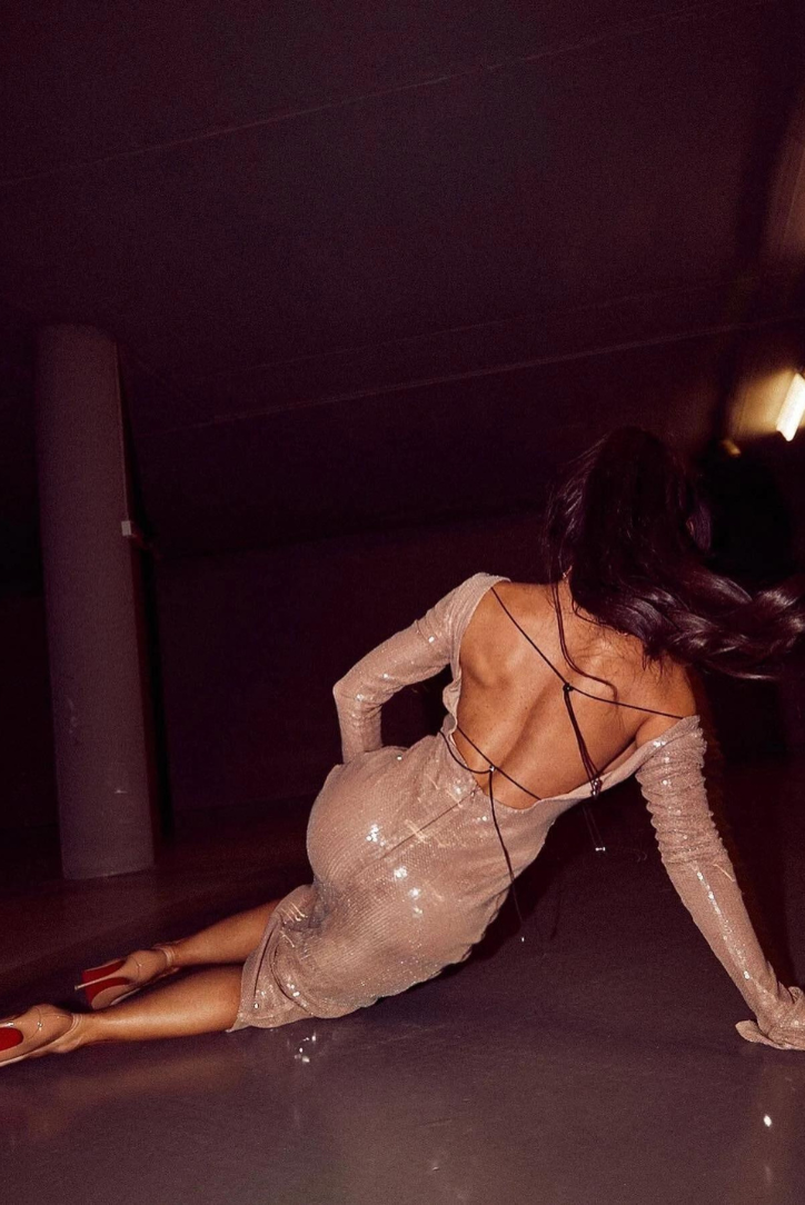 Φόρεμα Μίντι Με Κοραλλί Και Παγιέτες