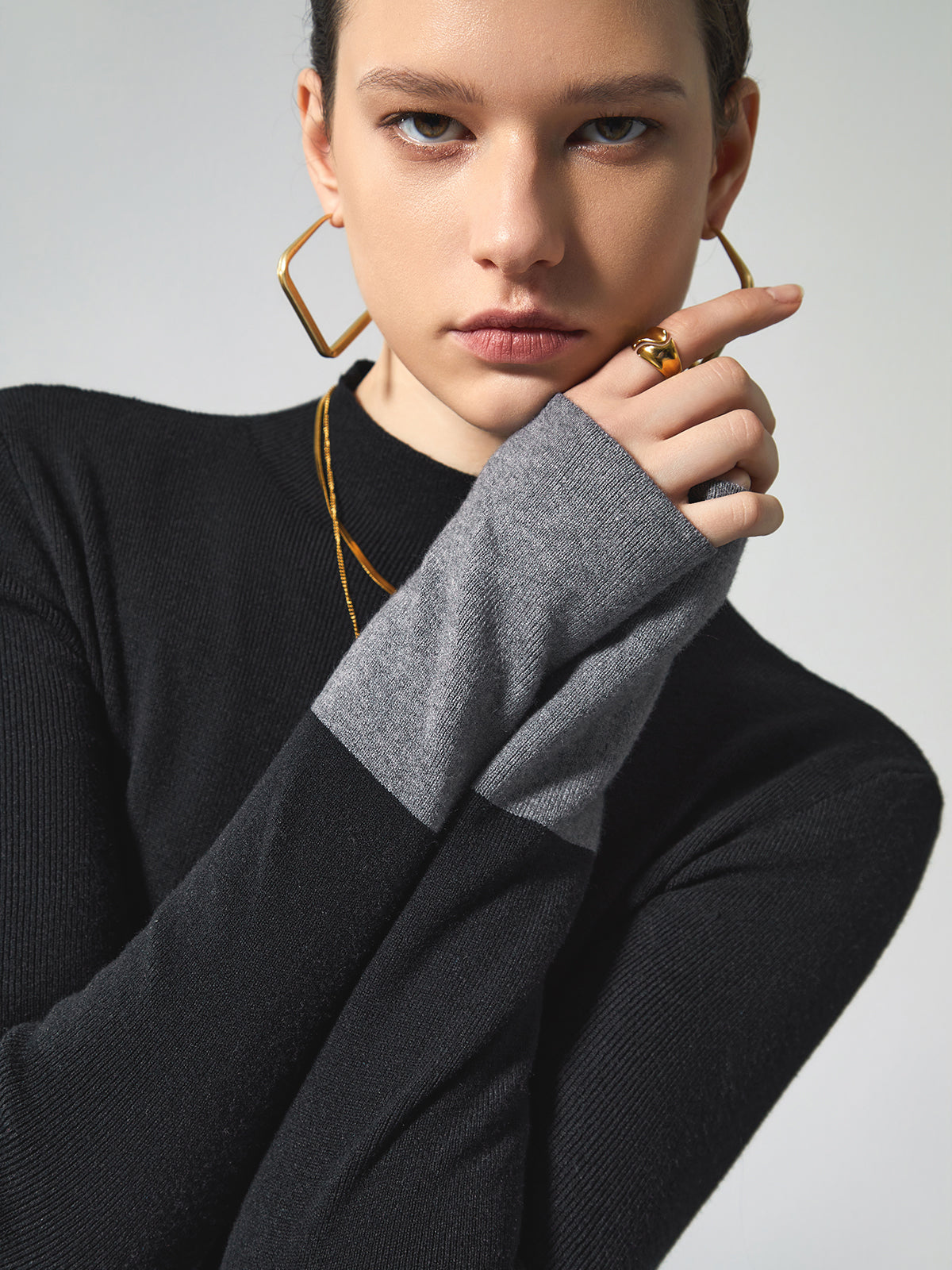 Πλεκτή Μπλούζα Με Μακριά Μανίκια Και Ρεβέρ Σε Αντίθεση