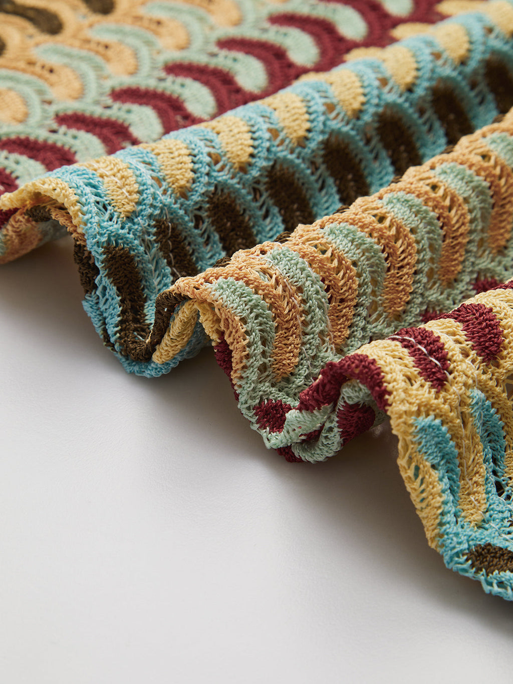 Φόρεμα Με Δαντέλα Και Πολύχρωμη Λαιμόκοψη Σε Σχήμα V