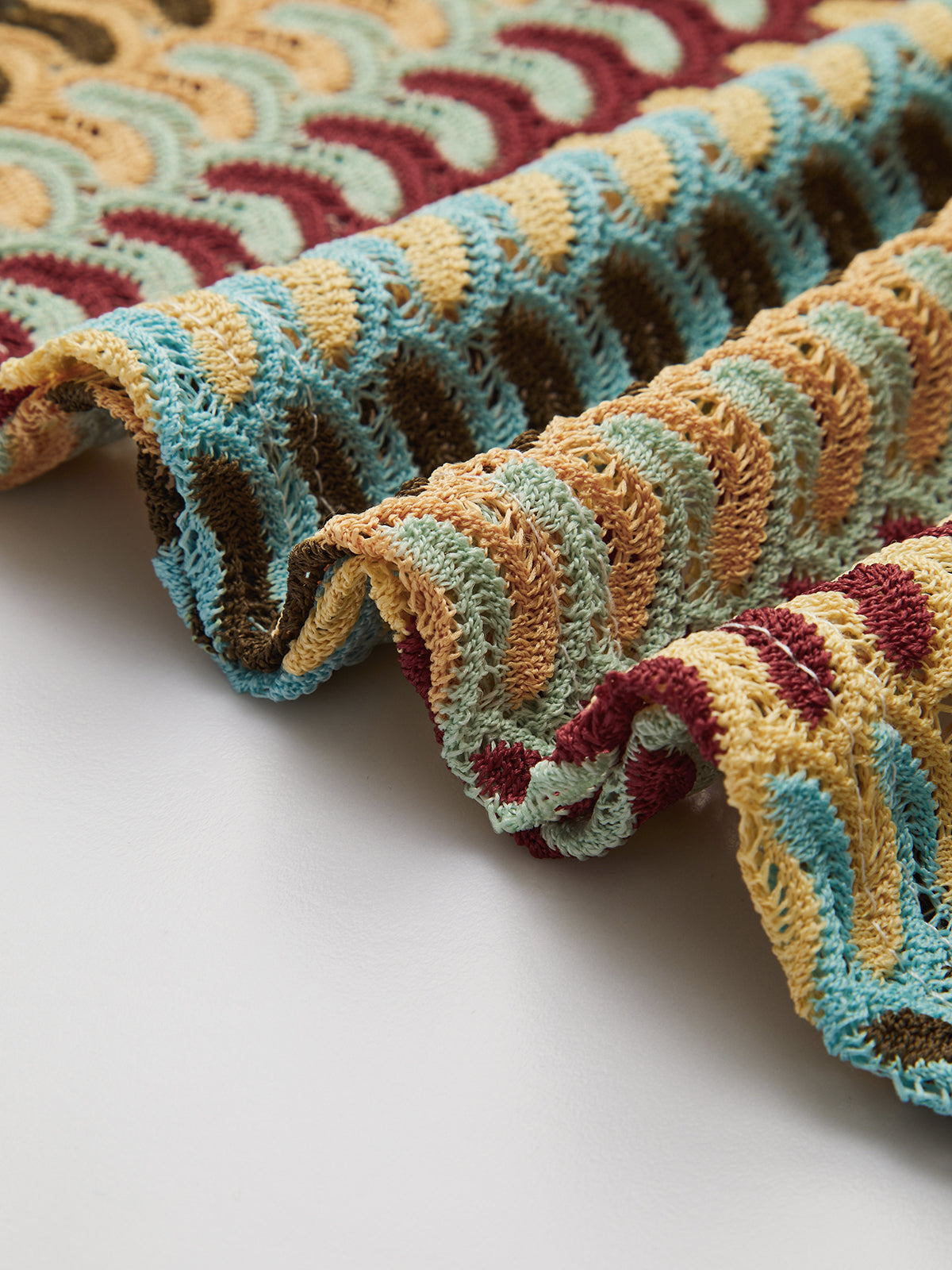 Φόρεμα Με Δαντέλα Και Πολύχρωμη Λαιμόκοψη Σε Σχήμα V