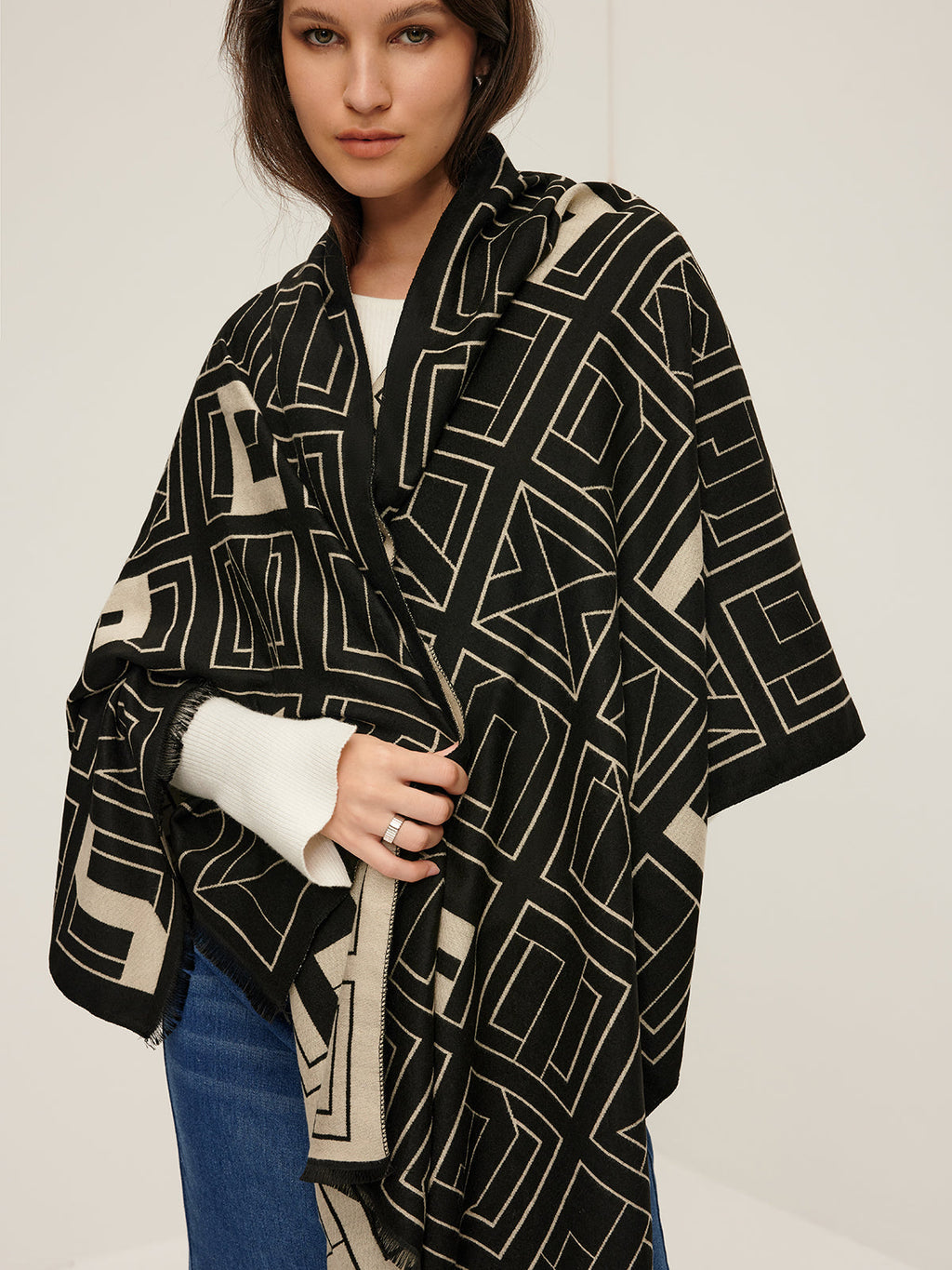 Σάλι Γεωμετρικής Κομψότητας