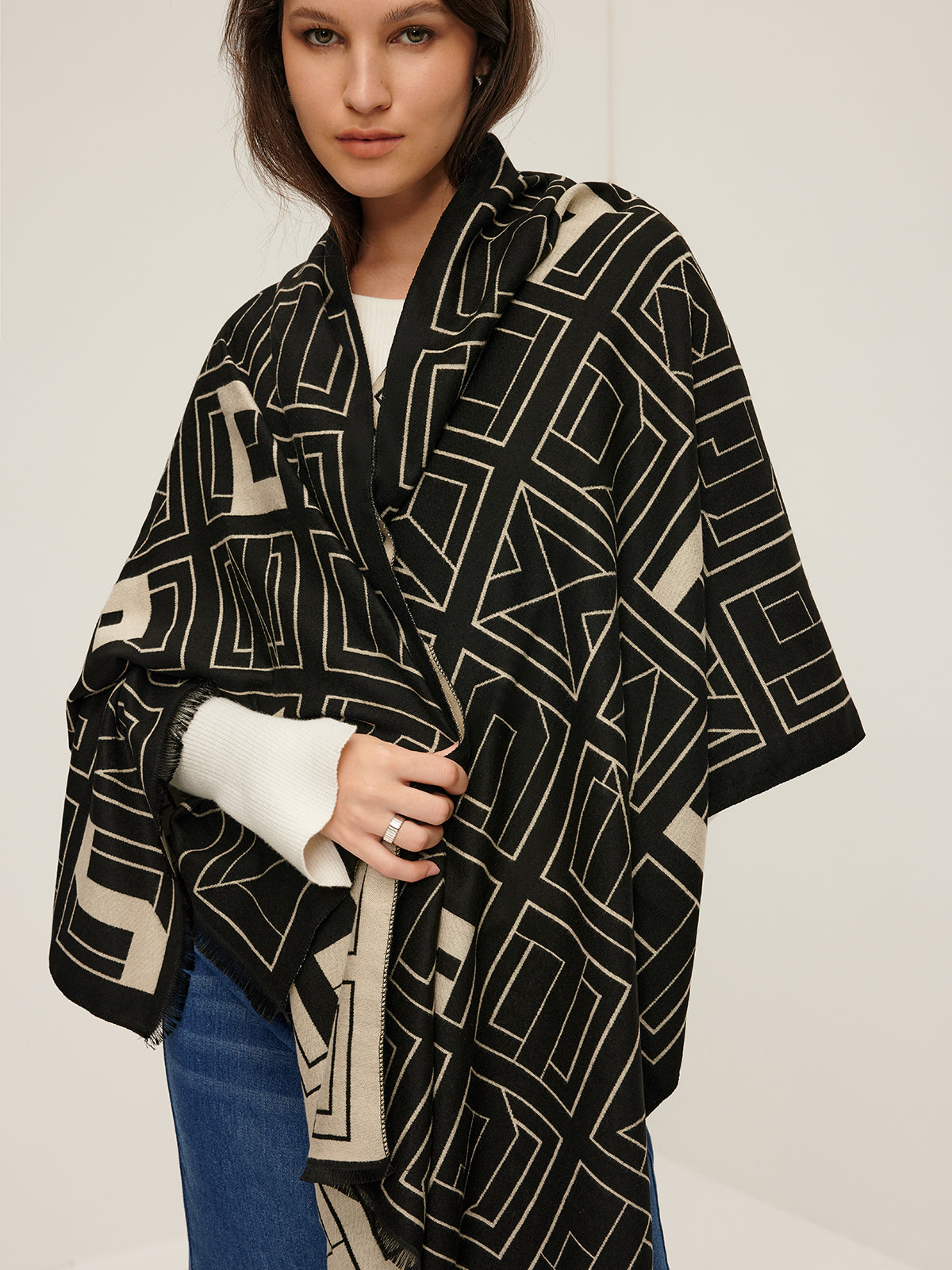 Σάλι Γεωμετρικής Κομψότητας