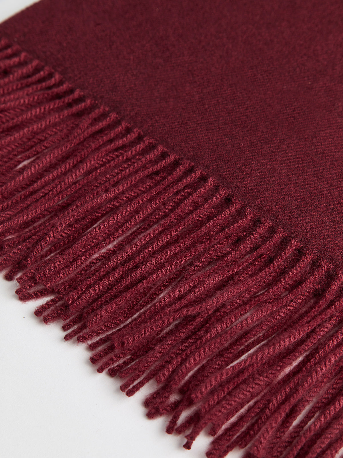 Σάλι Με Φούντα Crimson Elegance