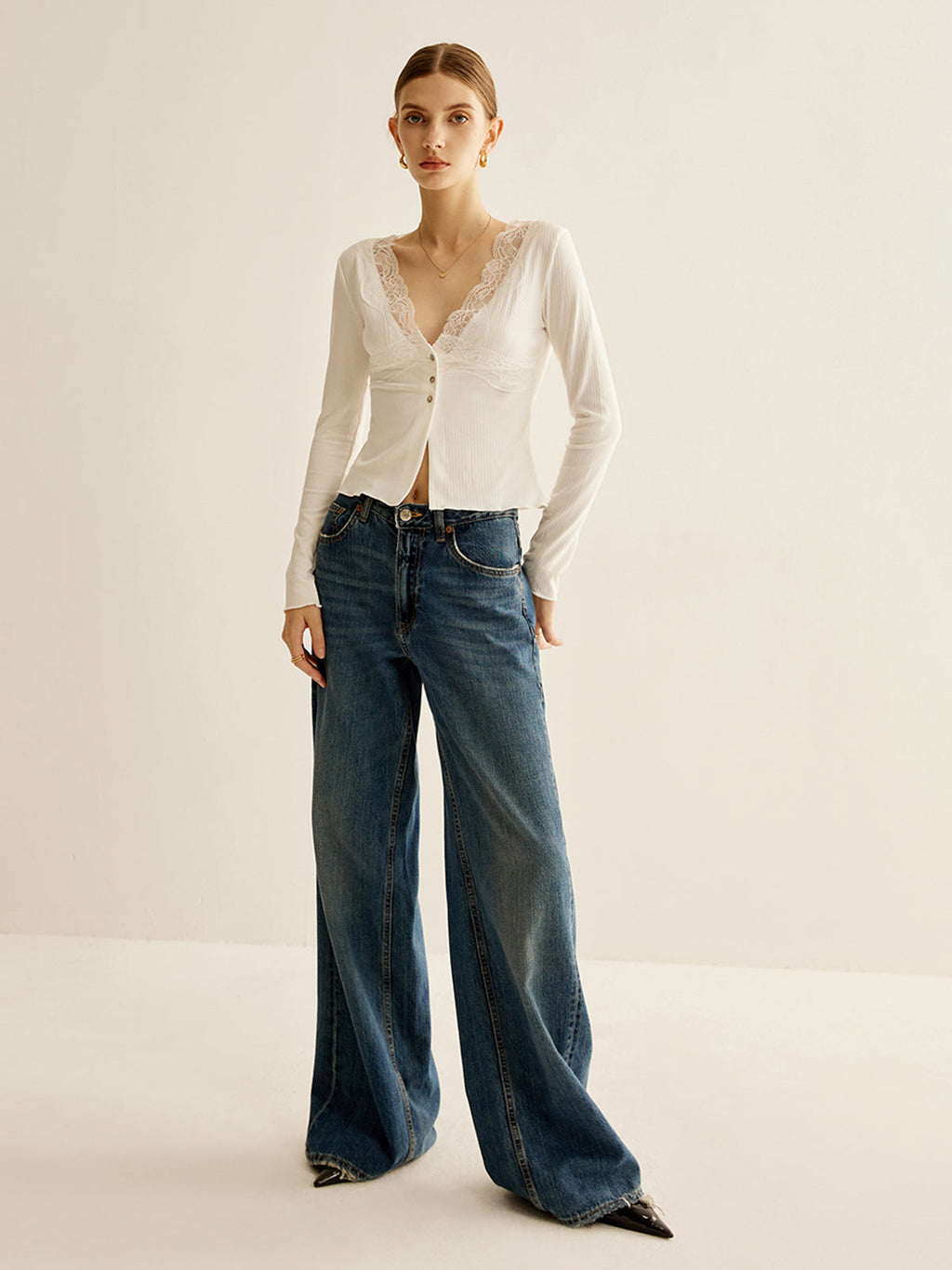 Μπλούζα Με Δαντέλα Και Κουμπιά Και V Λαιμόκοψη