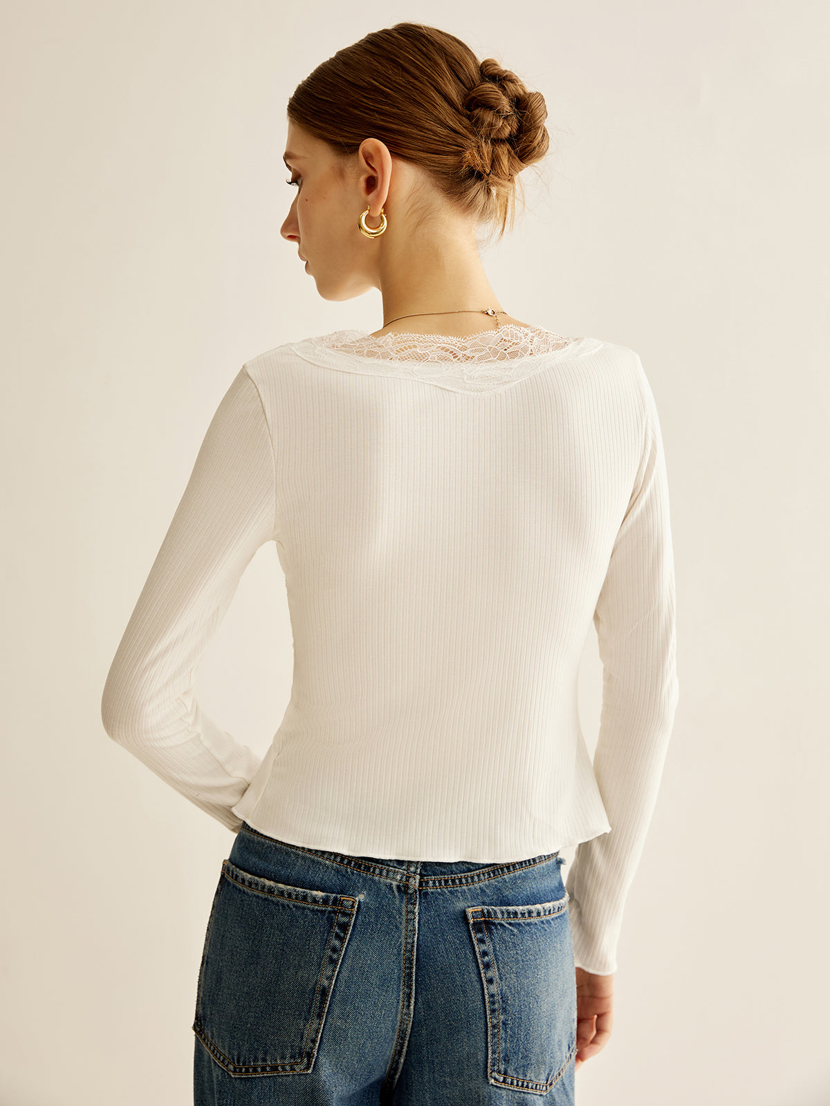 Μπλούζα Με Δαντέλα Και Κουμπιά Και V Λαιμόκοψη