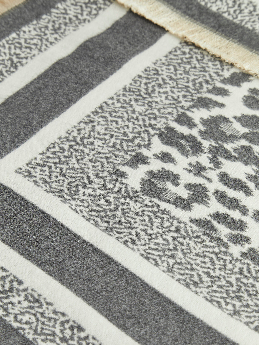 Σάλι Serenity Grey Με Λεοπάρ Print Και Σχέδιο