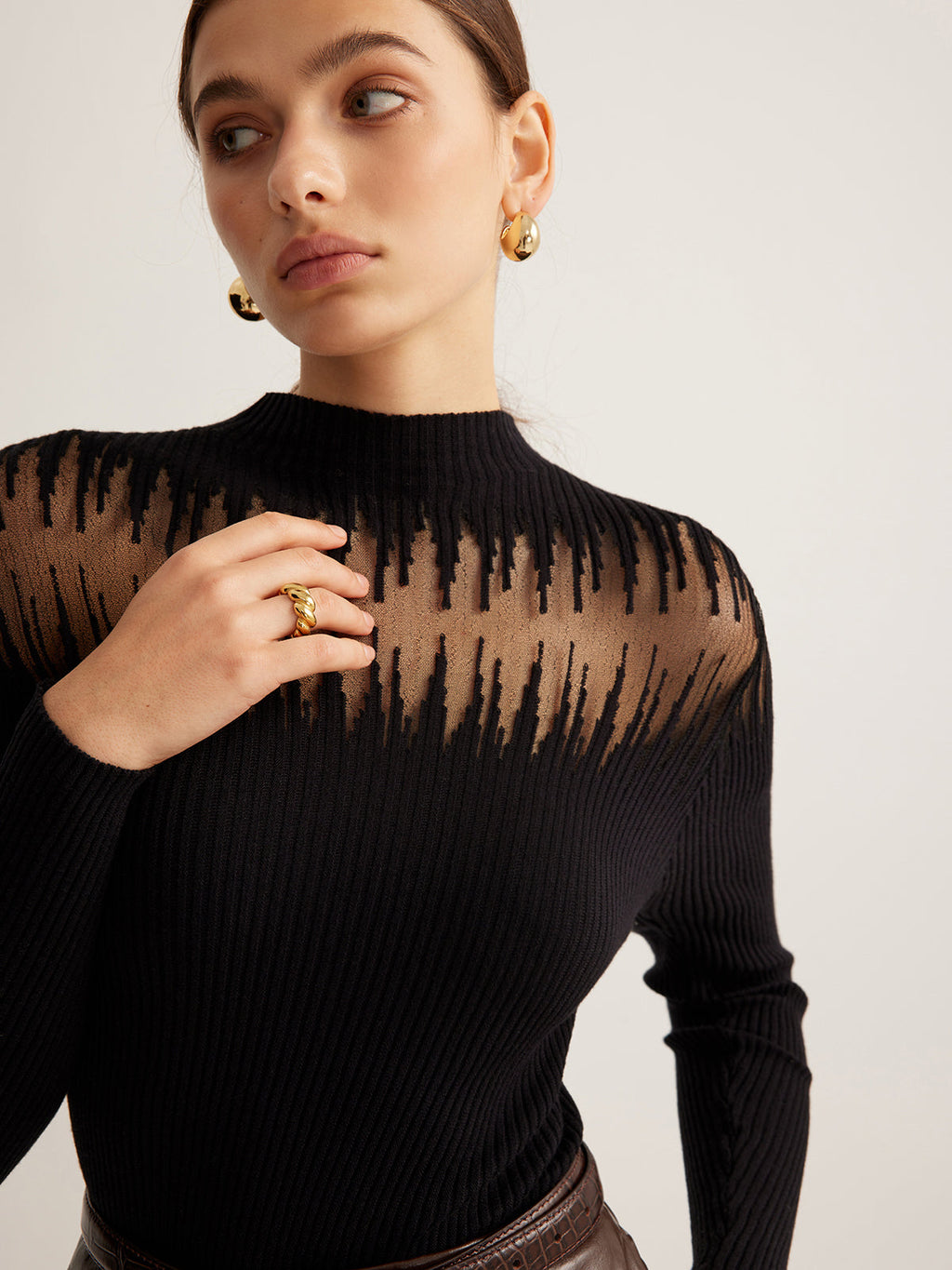 Πλεκτό Τοπ Με Σούρες Και Διάφανο Γιακά