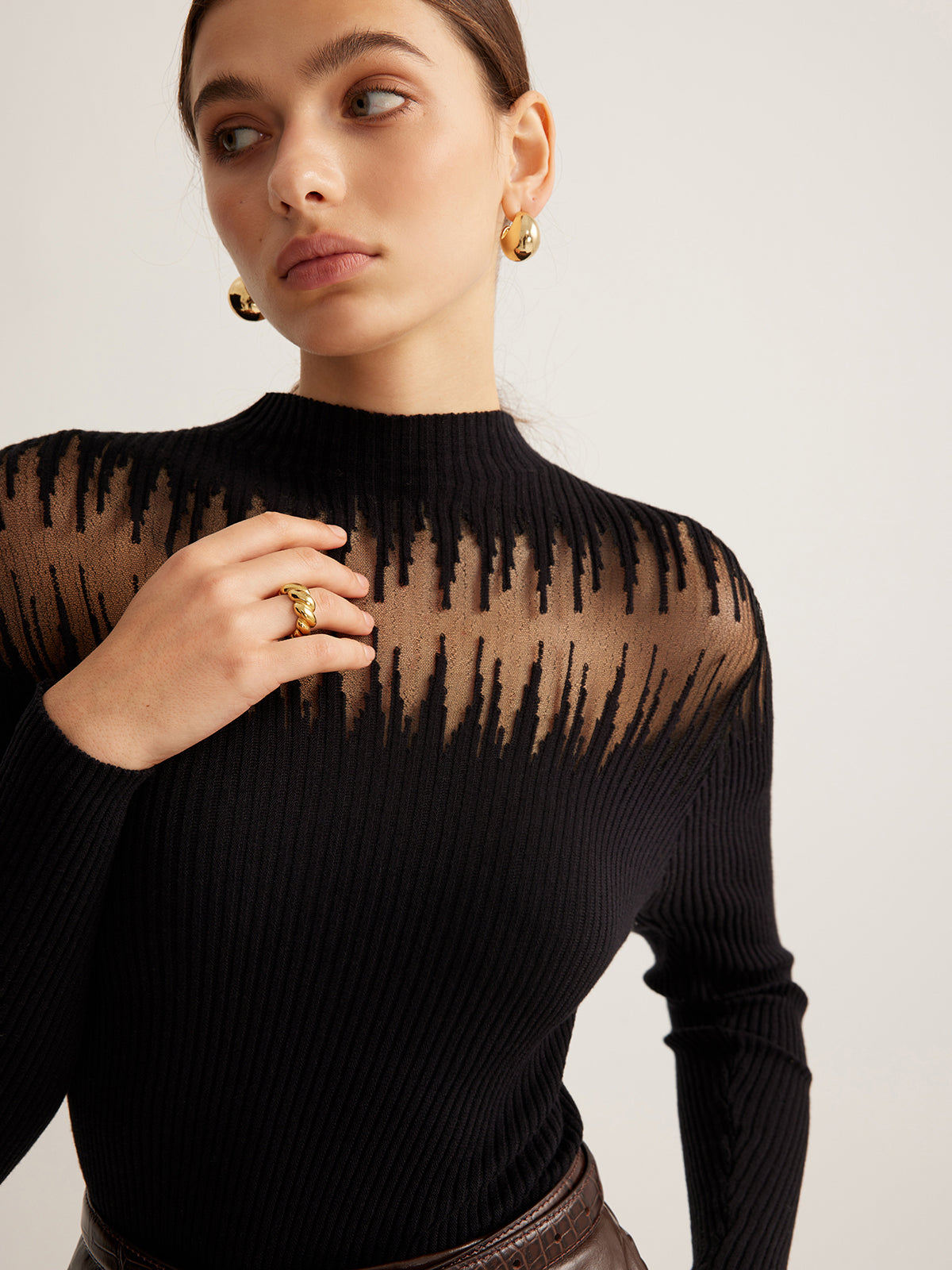 Πλεκτό Τοπ Με Σούρες Και Διάφανο Γιακά