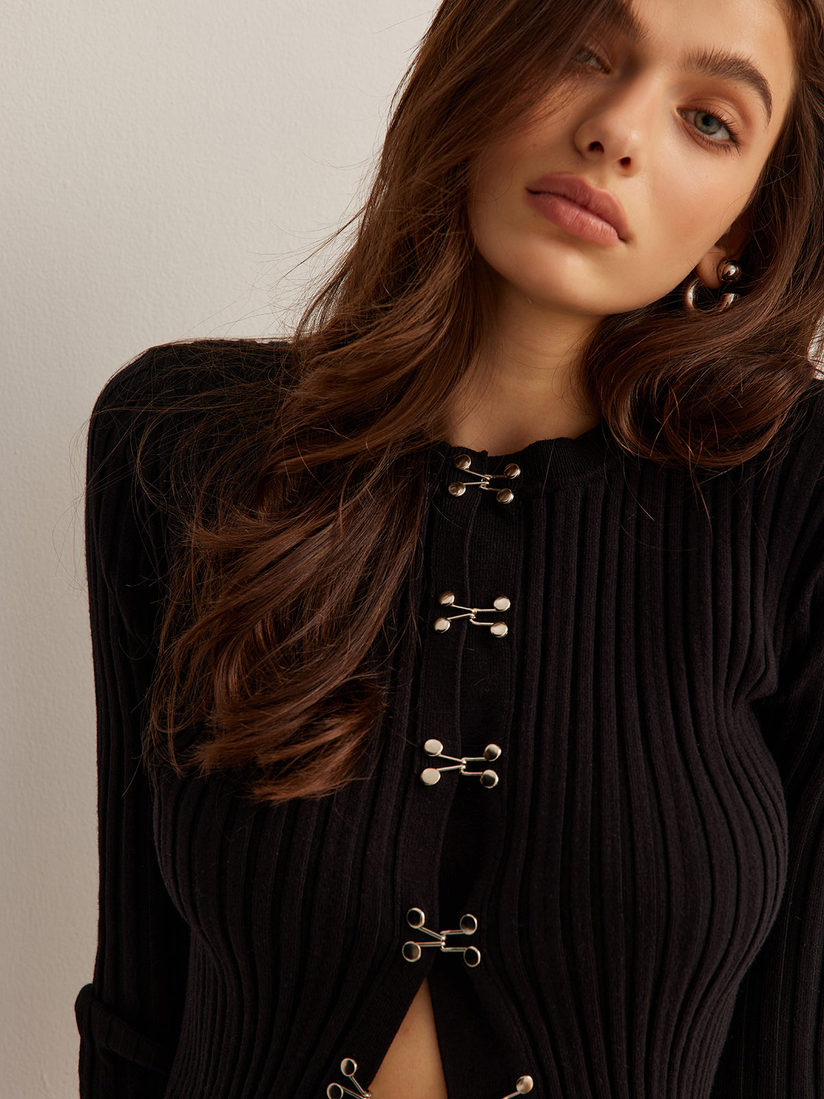 Στενή Πλεκτή Μπλούζα Με Γάντζο Μπροστά