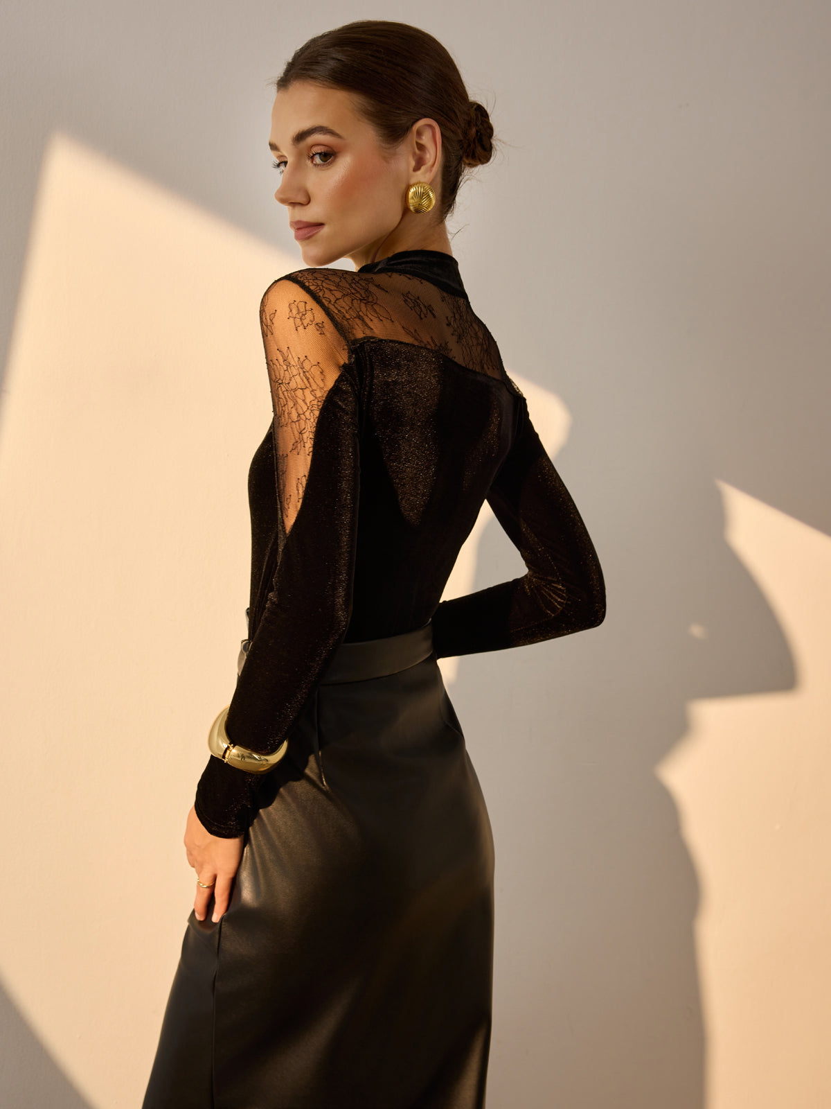 Κομψή, Στυλάτη Λεπτή Βελούδινη Μπλούζα Με Λεπτομέρειες Δαντέλας