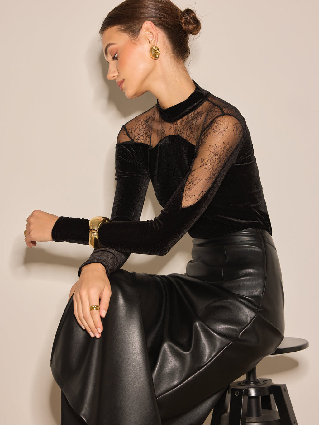 Κομψή, Στυλάτη Λεπτή Βελούδινη Μπλούζα Με Λεπτομέρειες Δαντέλας