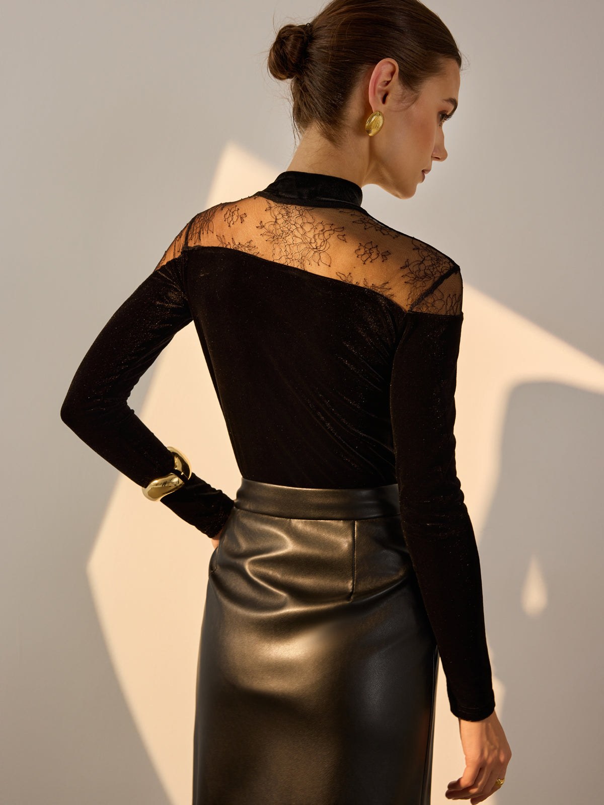 Κομψή, Στυλάτη Λεπτή Βελούδινη Μπλούζα Με Λεπτομέρειες Δαντέλας