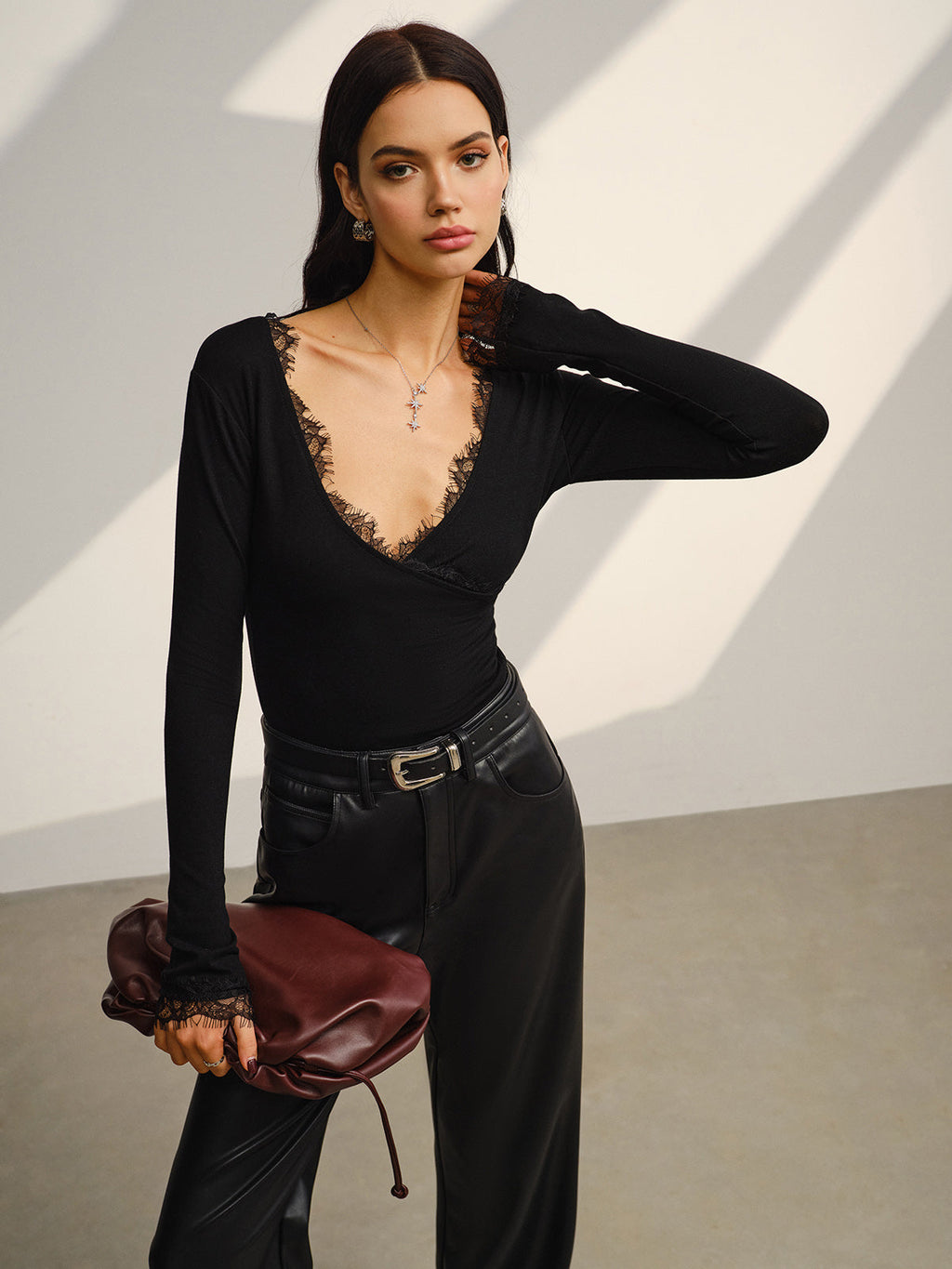 Κομψό Τοπ Από Ζέρσεϊ Με V Λαιμόκοψη Και Κομψή Δαντέλα