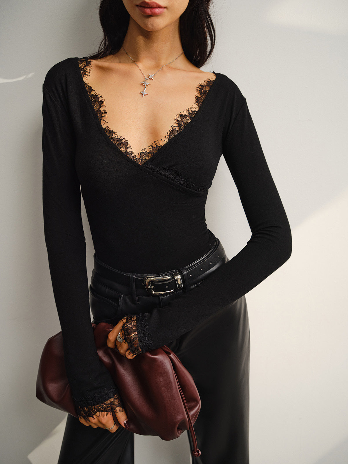 Κομψό Τοπ Από Ζέρσεϊ Με V Λαιμόκοψη Και Κομψή Δαντέλα