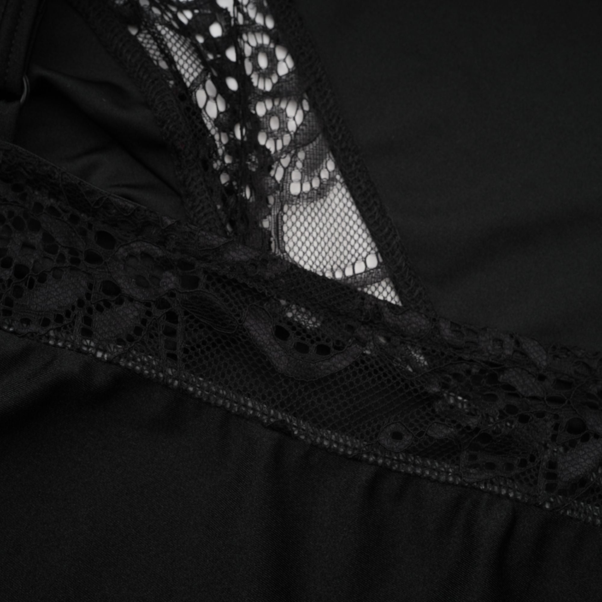 Μίνι Φόρεμα Με Δαντέλα Juana Με Λεπτομέρειες Και Ασύμμετρο Σχέδιο