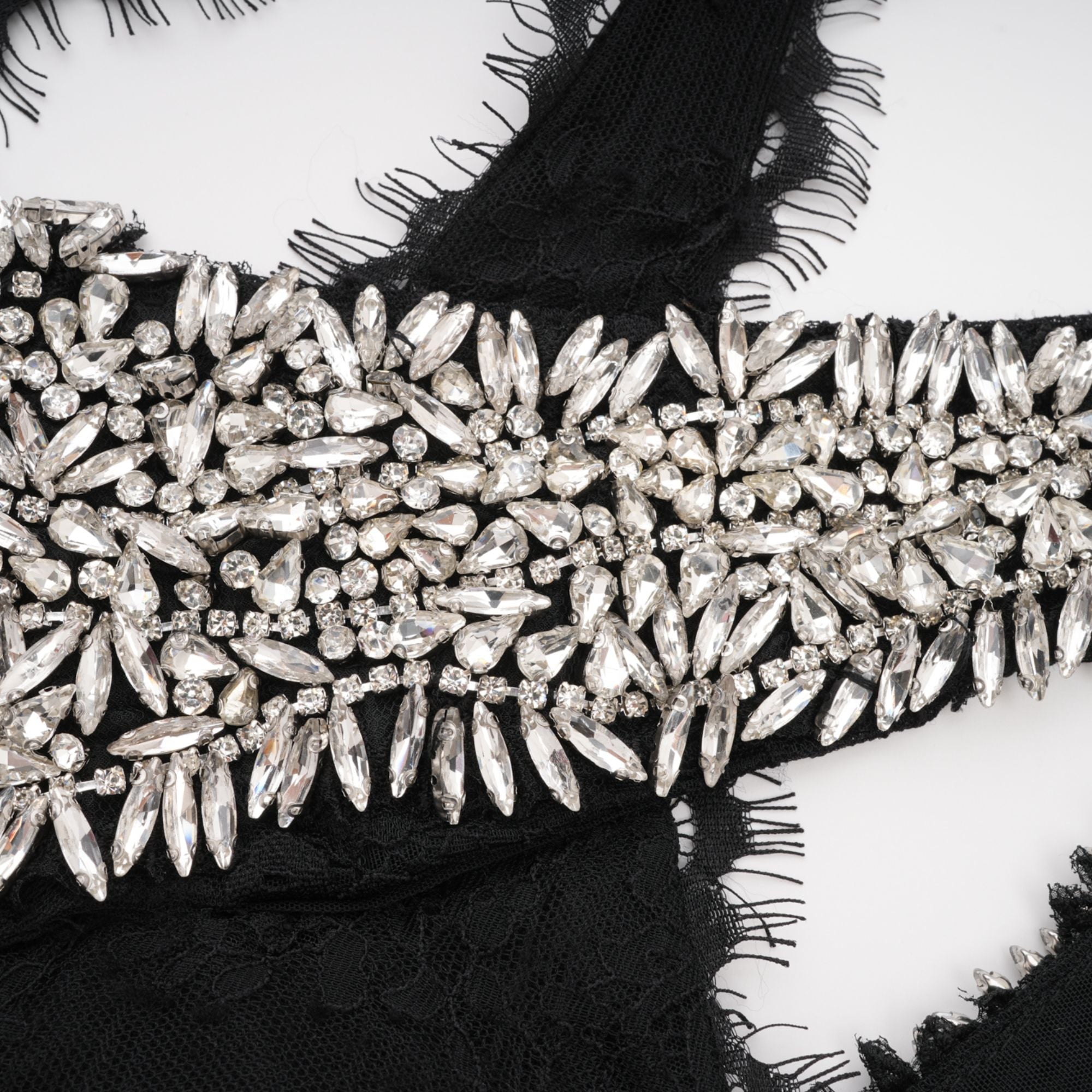 Μαύρο Μάξι Φόρεμα Irène Με Σταυρωτό Κρύσταλλο Και Διακόσμηση