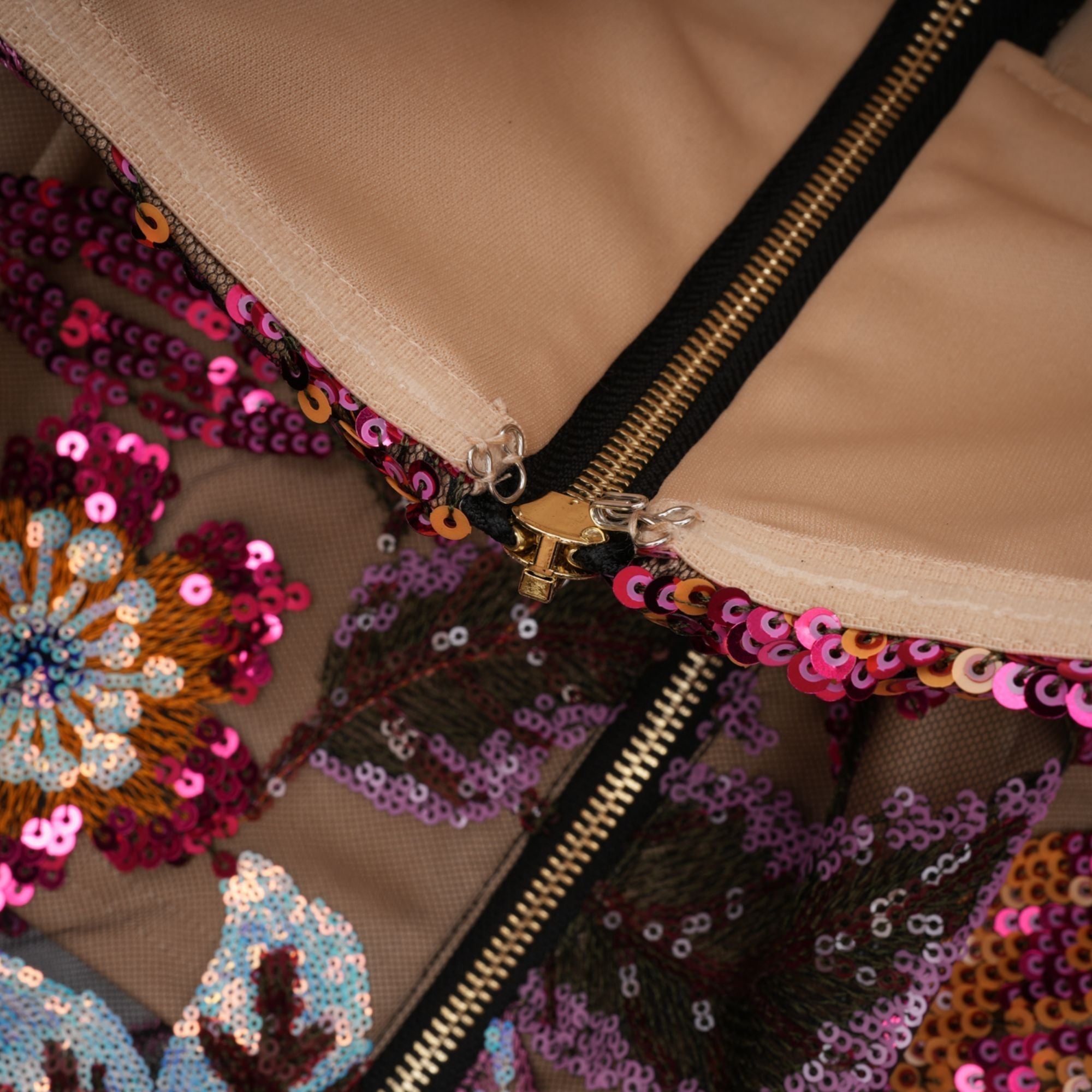 Φόρεμα Μίντι Με Κέντημα Και Πολύχρωμα Λουλούδια, Με Πούλιες Και Prints Thérèse