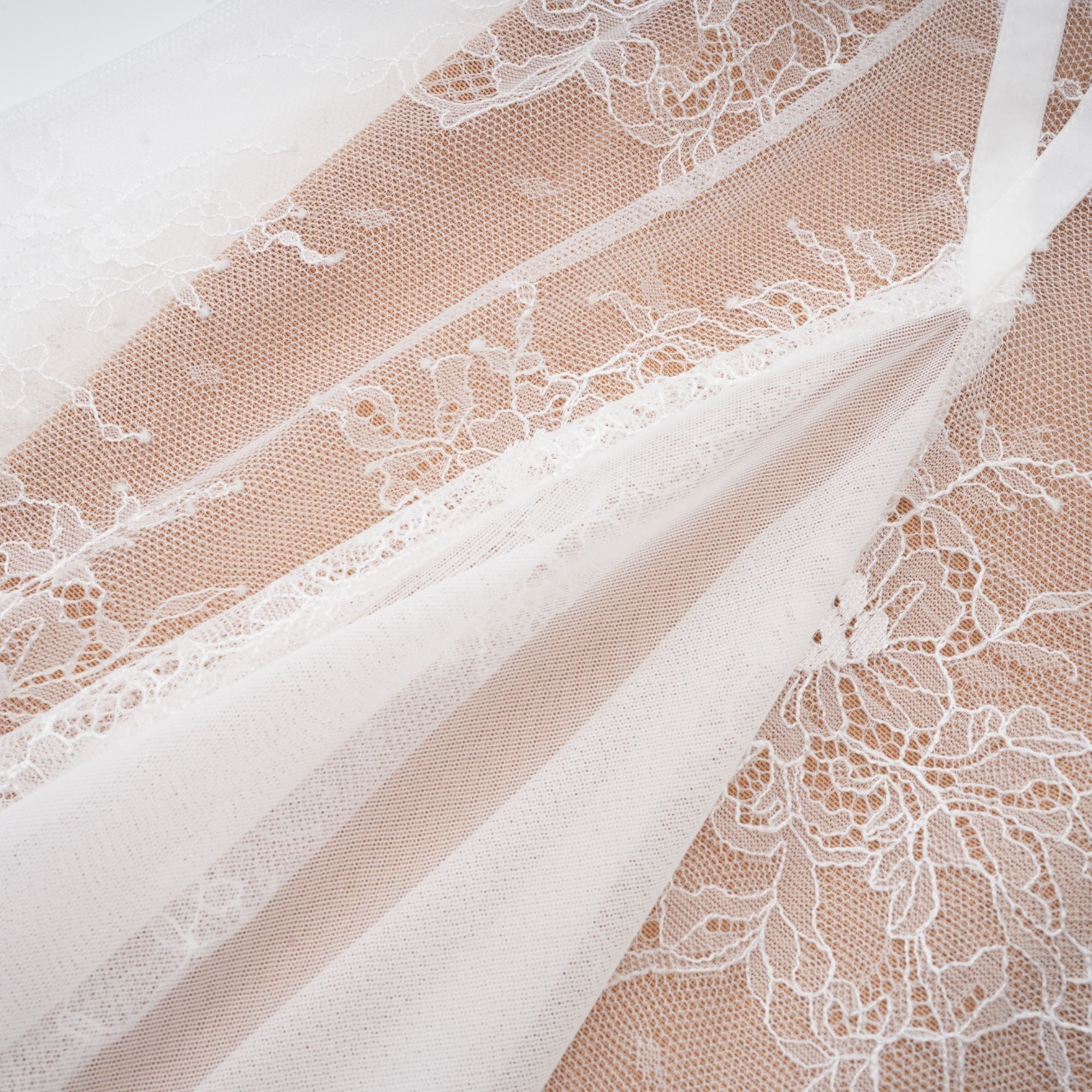 Μίνι Φόρεμα Renée Με Έξωμους Και Δαντέλα