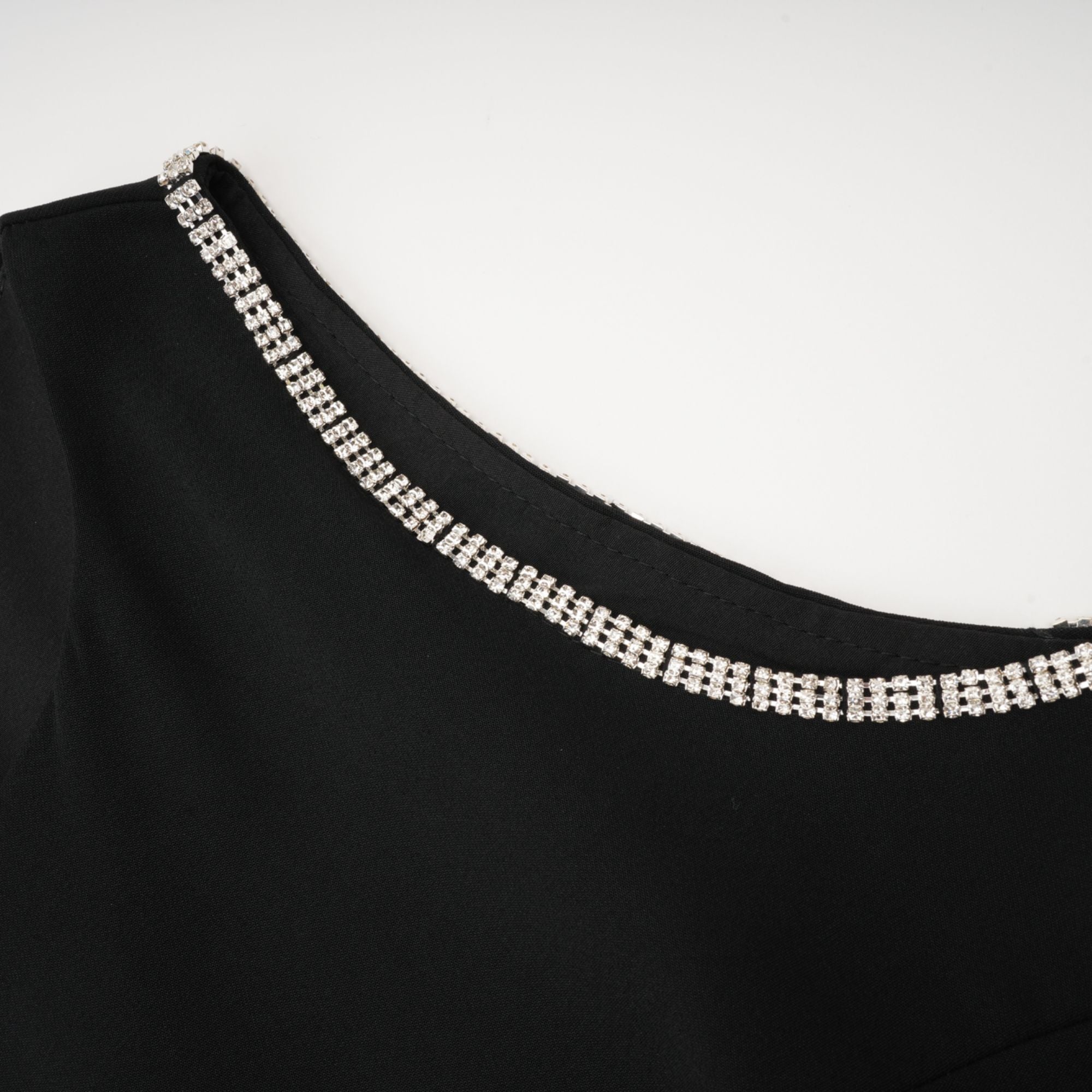 Μίνι Φόρεμα Με Λιλά Κρυστάλλινες Λεπτομέρειες Και Λεπτομέρεια