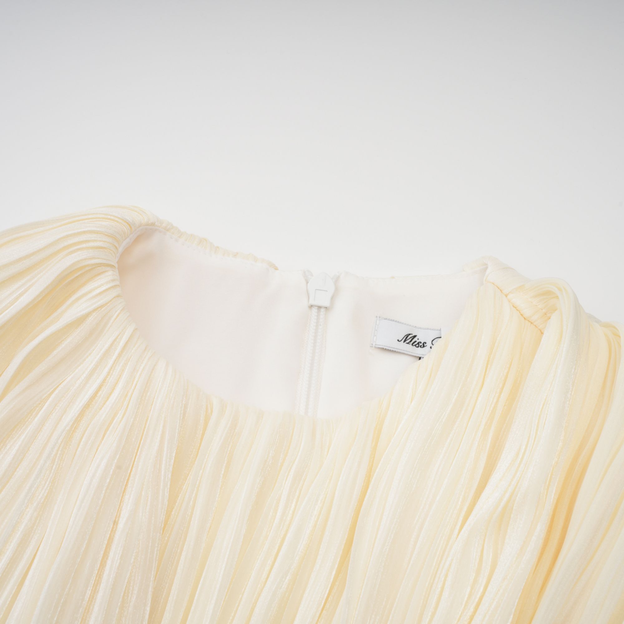 Μίνι Φόρεμα Με Βολάν Και Κυριλέ