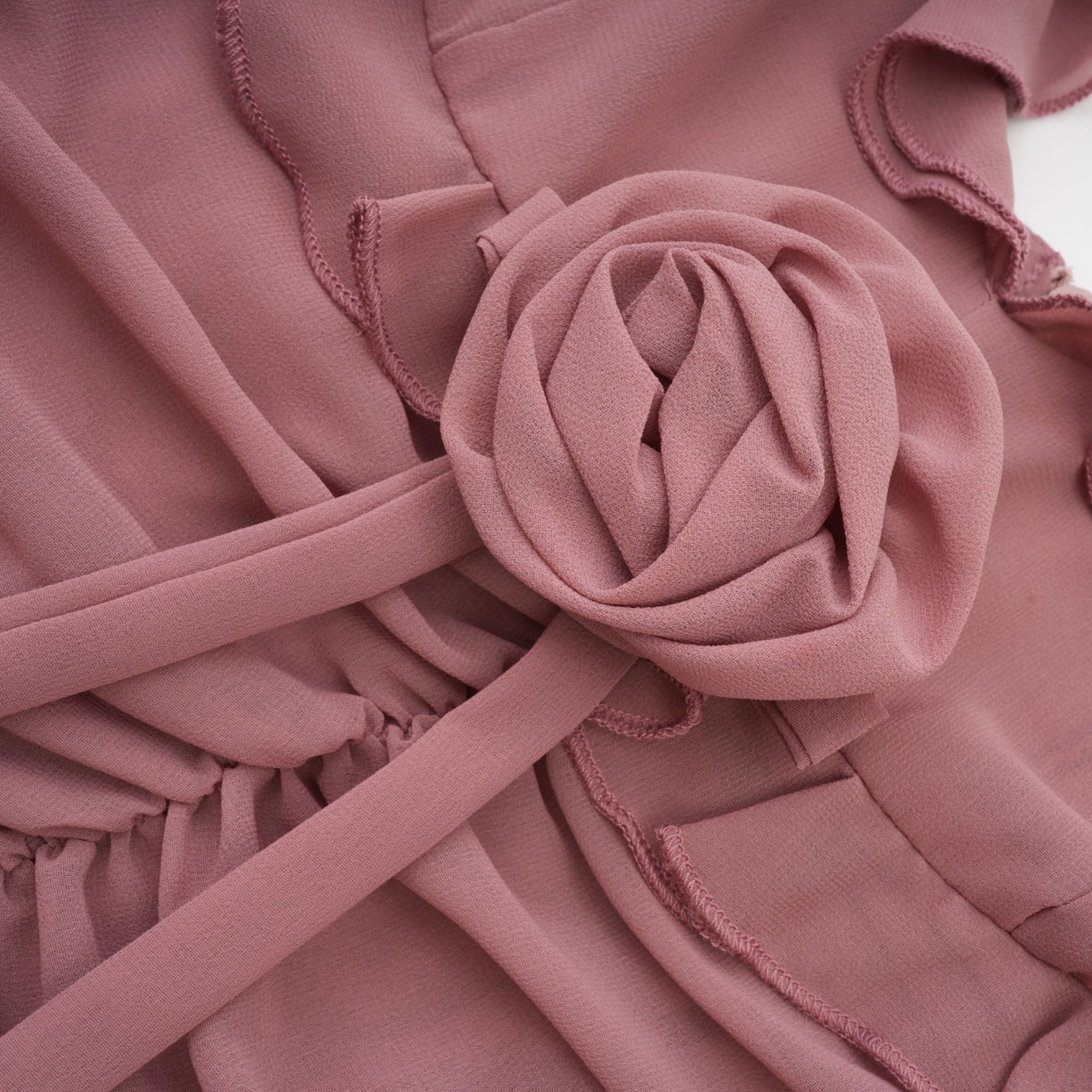 Φόρεμα Μίντι Με Πλισέ Ψεύτικα Λουλούδια Geneviève