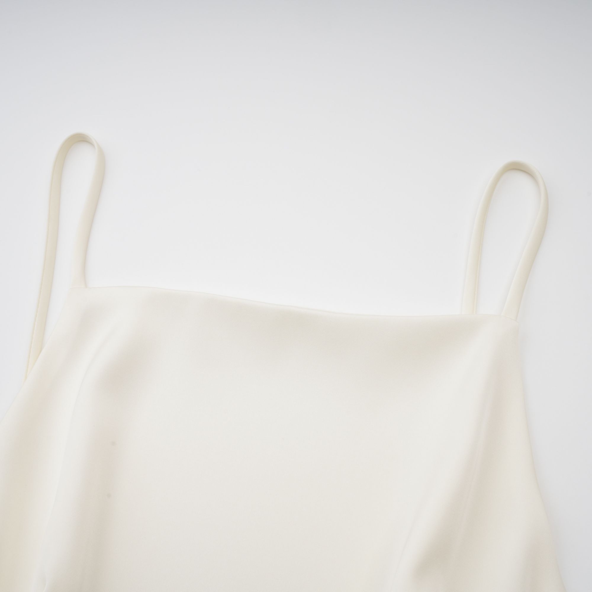 Μίνι Φόρεμα Lyna Με Λευκό Σατέν Βολάν Και Λεπτομέρεια Σάλι