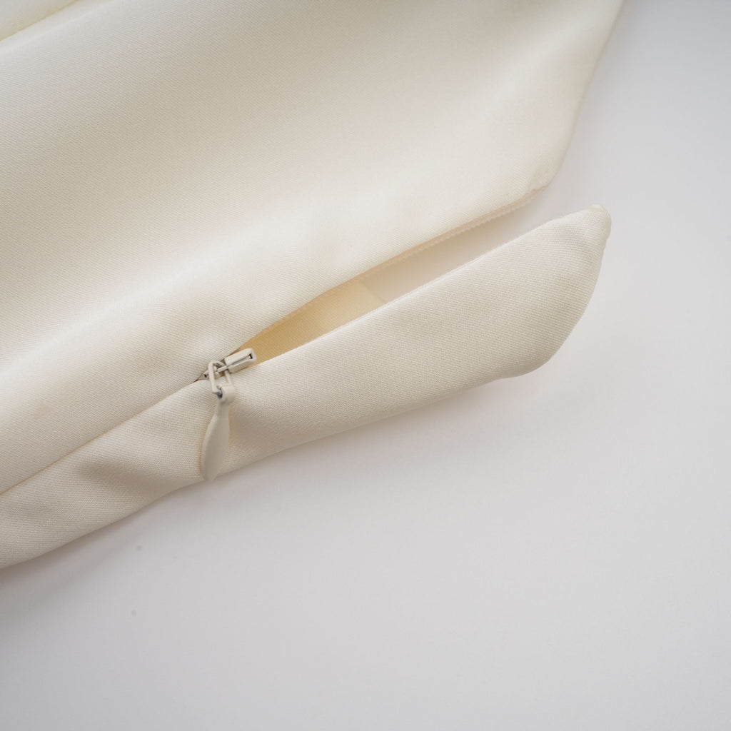 Μίνι Φόρεμα Lyna Με Λευκό Σατέν Βολάν Και Λεπτομέρεια Σάλι