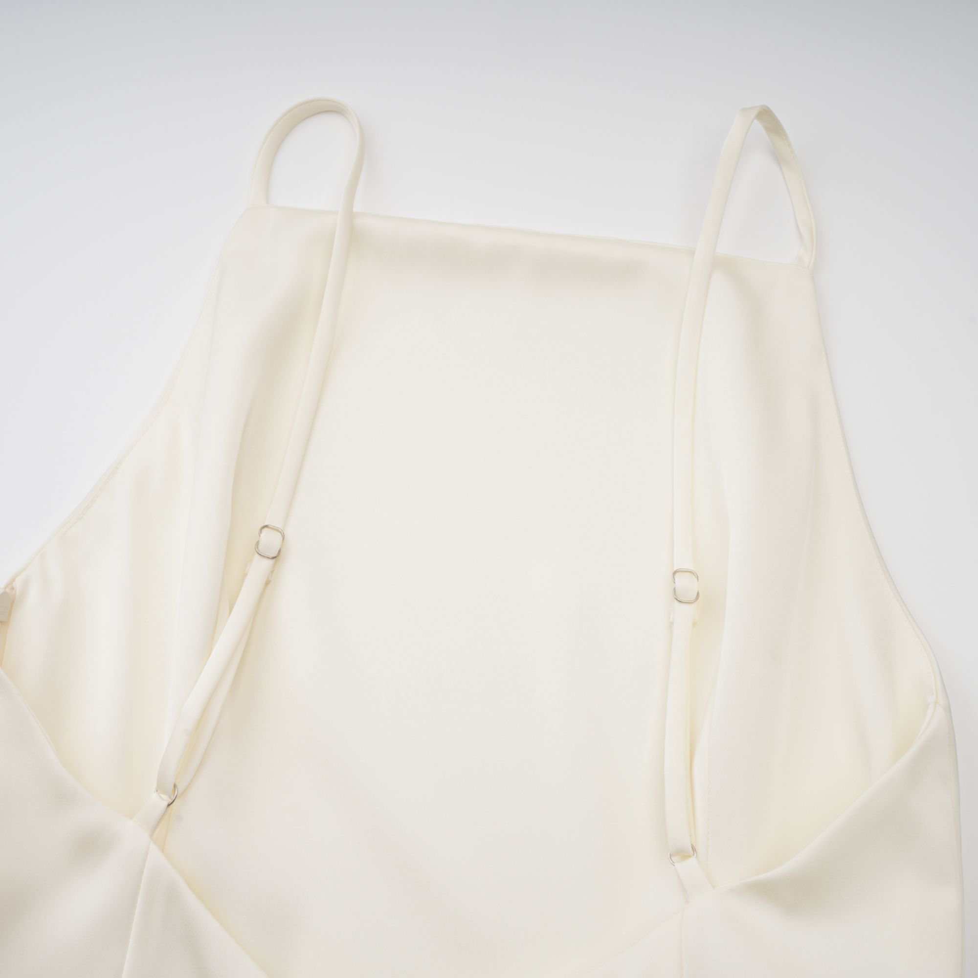 Μίνι Φόρεμα Lyna Με Λευκό Σατέν Βολάν Και Λεπτομέρεια Σάλι