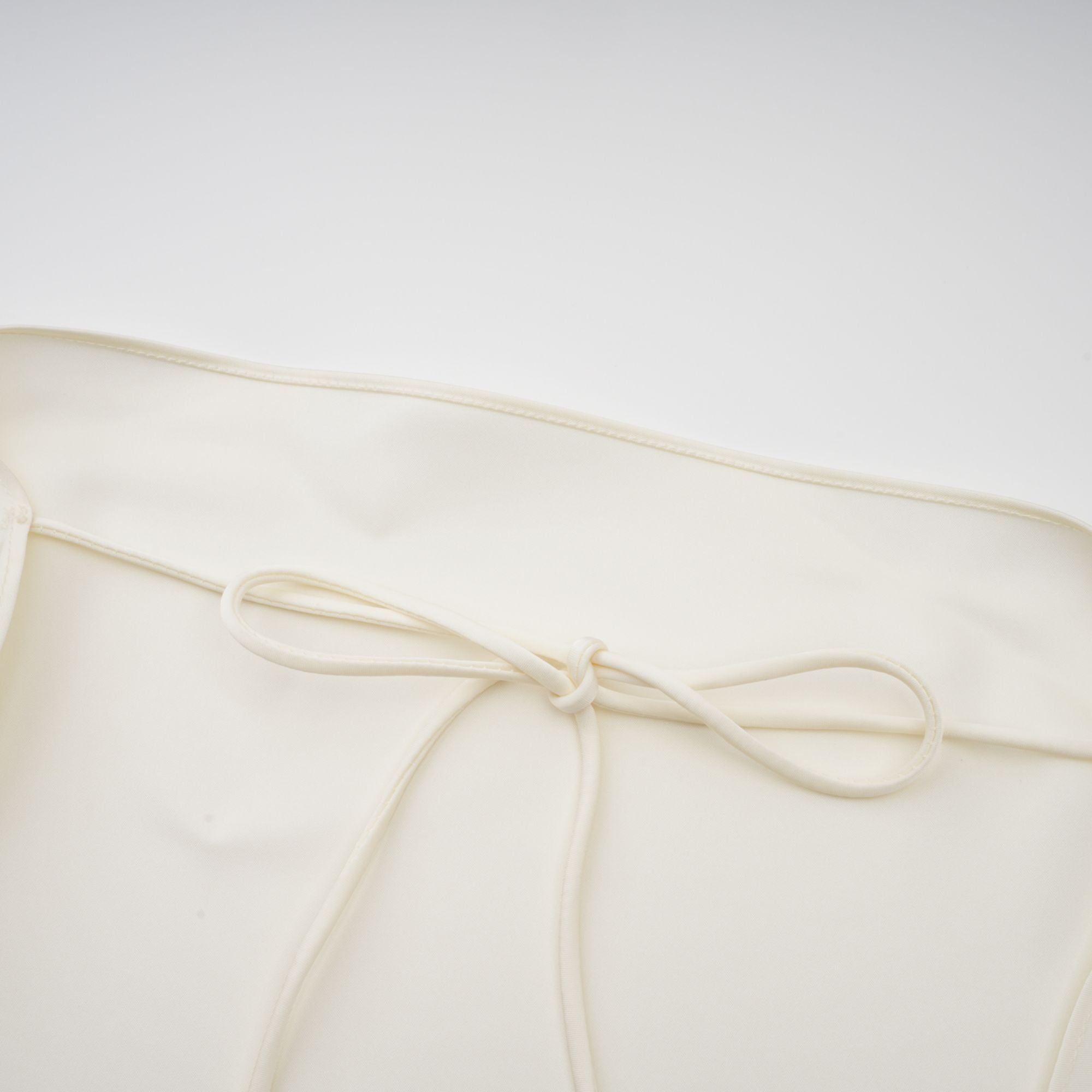 Μίνι Φόρεμα Lyna Με Λευκό Σατέν Βολάν Και Λεπτομέρεια Σάλι