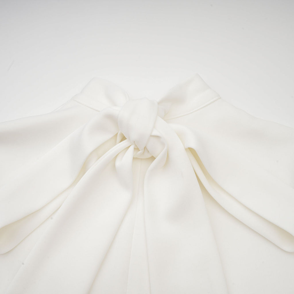 Λευκό Φόρεμα Με Παπιγιόν Magali Και Διακοσμητικά Λουλουδιών, Αμάνικο Μάξι Φόρεμα