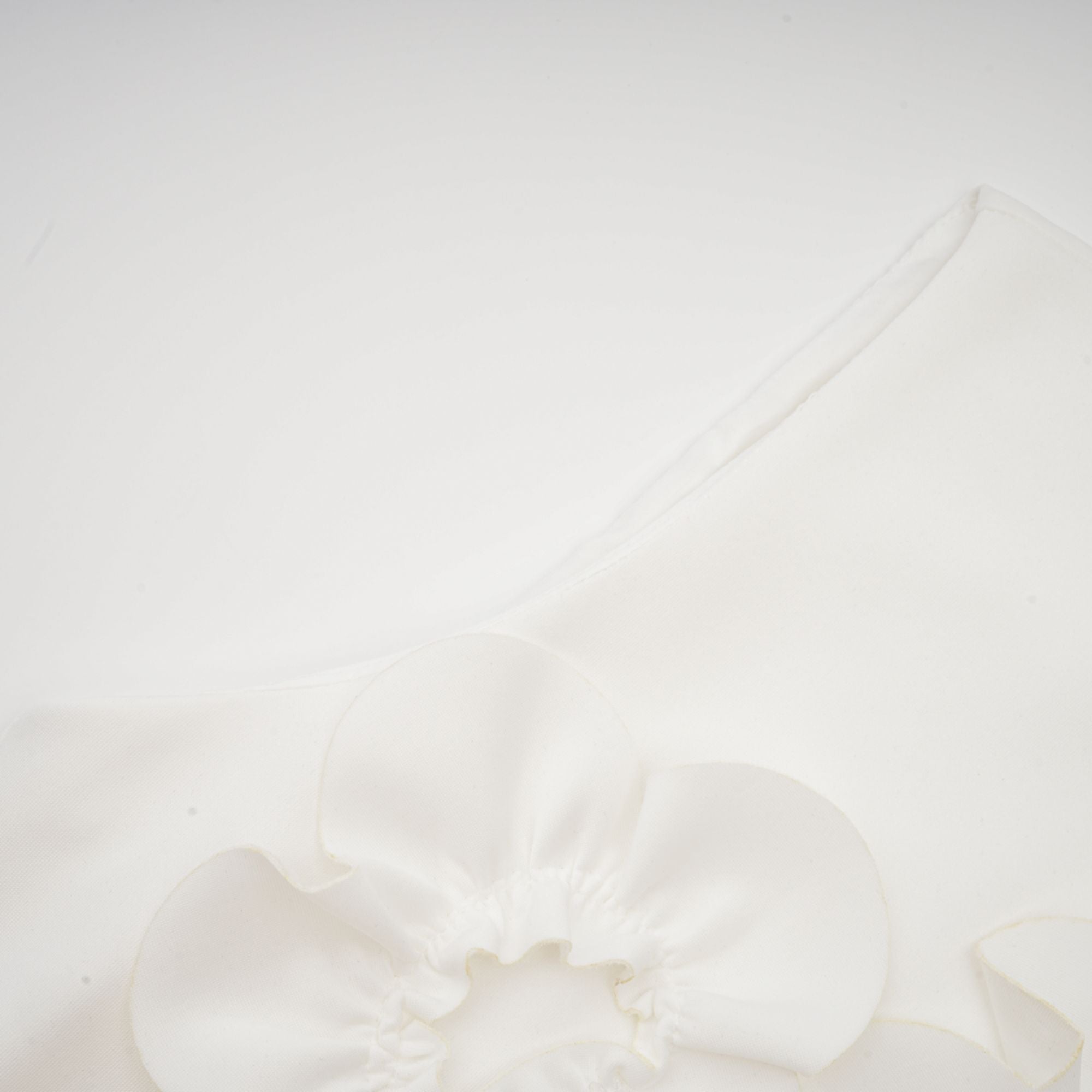 Λευκό Φόρεμα Με Παπιγιόν Magali Και Διακοσμητικά Λουλουδιών, Αμάνικο Μάξι Φόρεμα