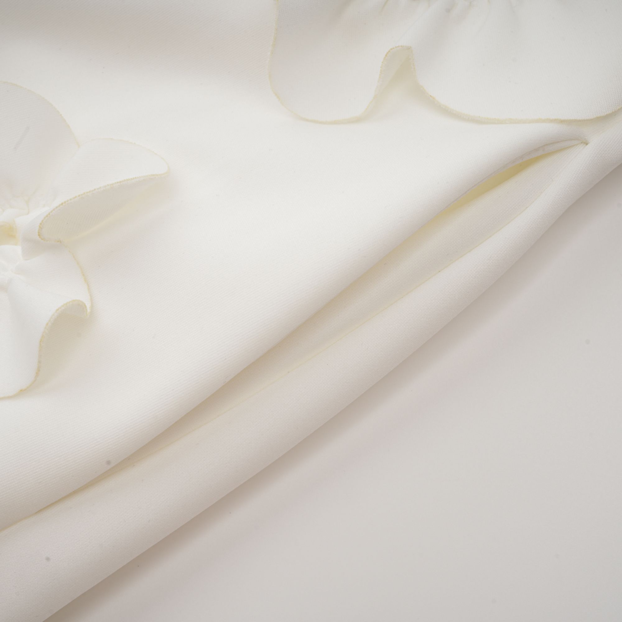 Λευκό Φόρεμα Με Παπιγιόν Magali Και Διακοσμητικά Λουλουδιών, Αμάνικο Μάξι Φόρεμα