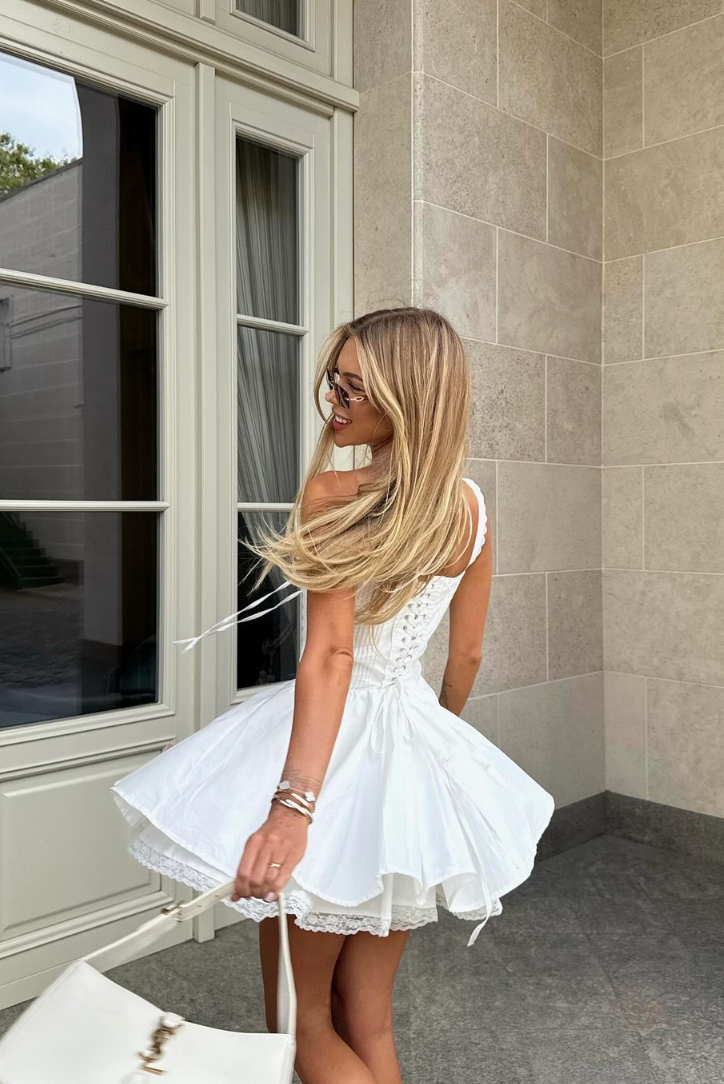 Μίνι Φόρεμα Noemi Με Δαντέλα Και Λεπτομέρειες Από Δαντέλα