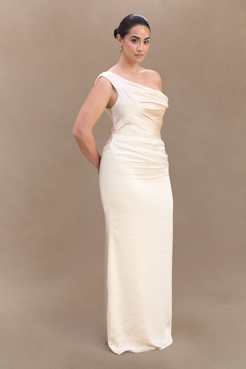 Φόρεμα Dalia Με Σατέν Μάξι Και Έξω Τους Ώμους - Ρουζ Χρυσό