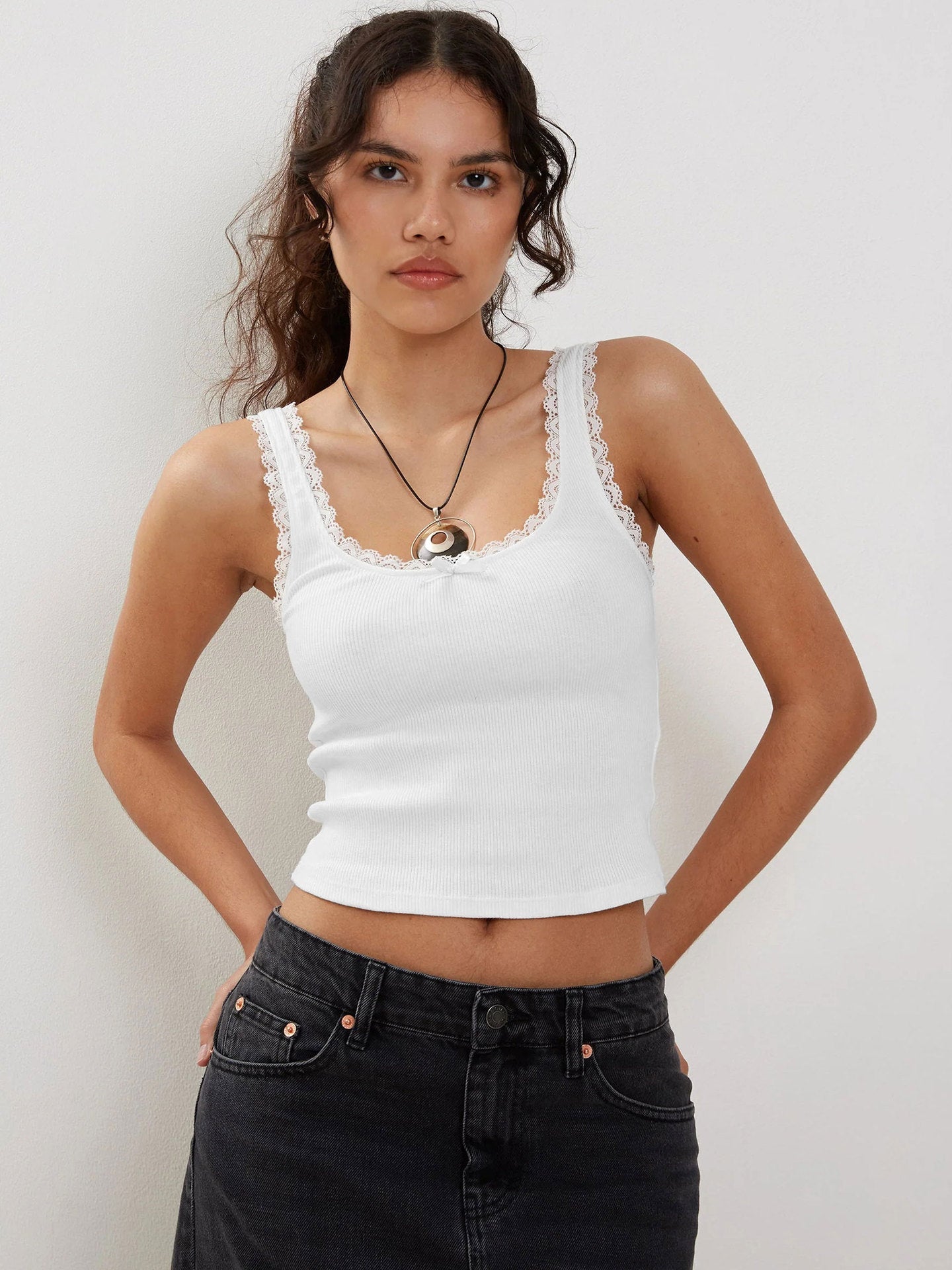Muı Beyaz Dantel Detay Askılı Crop Top - Riosso