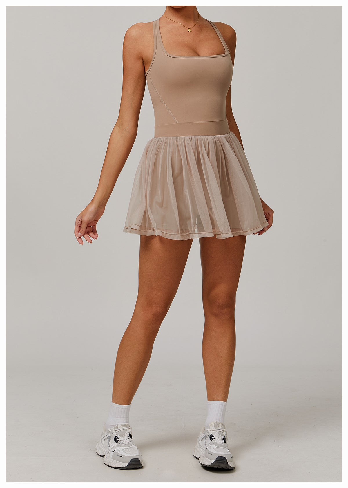 Ολόσωμη Φόρμα Από Τούλι Με Τοπ Και Αθλητική Σόλα