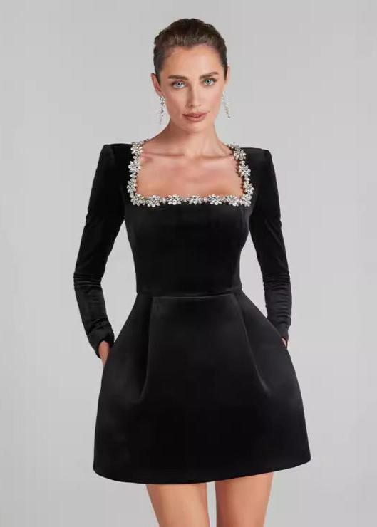 Μίνι Φόρεμα Με Βελούδο Και Λουλούδια Για Τον Άγιο Βαλεντίνο