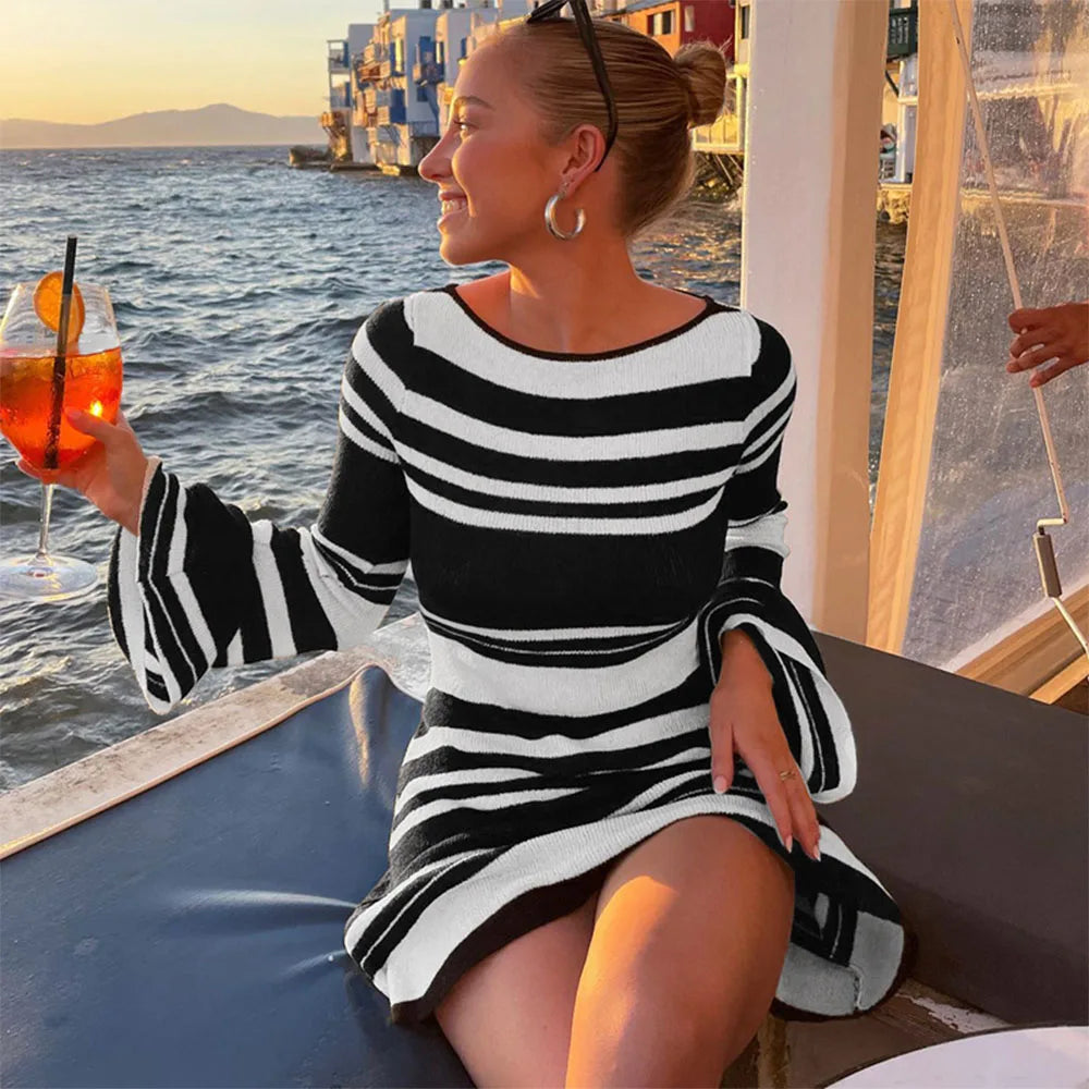 Μίνι Φόρεμα Με Ριγέ Λεπτομέρειες Στην Πλάτη