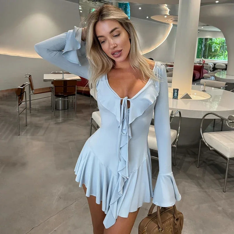 Μίνι Φόρεμα Με Βαθύ Ντεκολτέ Και Βολάν, Μακριά Μανίκια Που Φαρδαίνουν