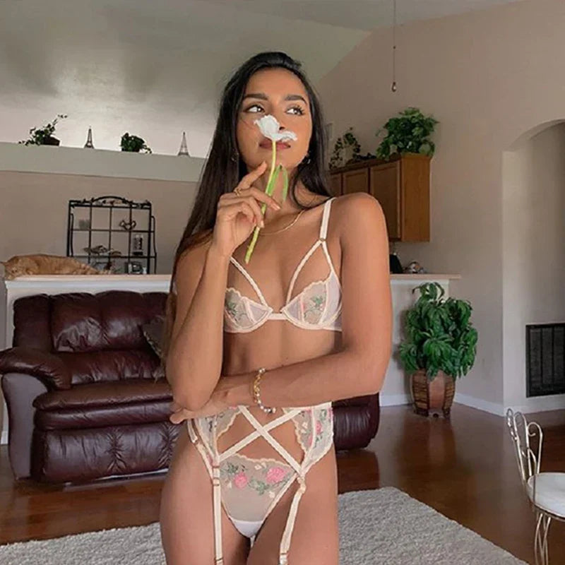 Σετ Καλτσοδέτας Σουτιέν Χωρίς Μπανέλα Με Κέντημα Λουλουδιών