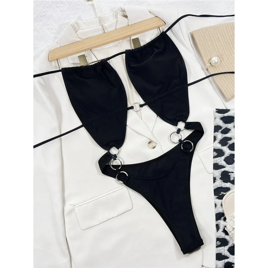 Μαγιό Με Κοπή Και Μεταλλικούς Κρίκους